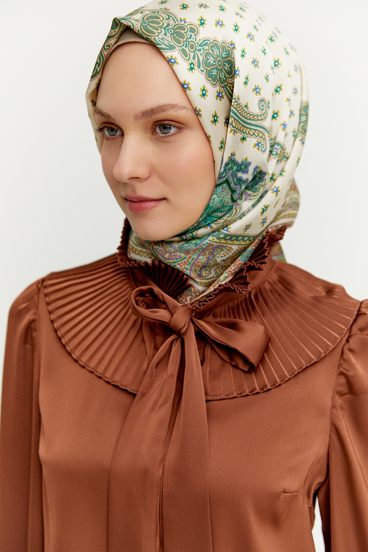 Pilise Yakalı Saten Gömlek