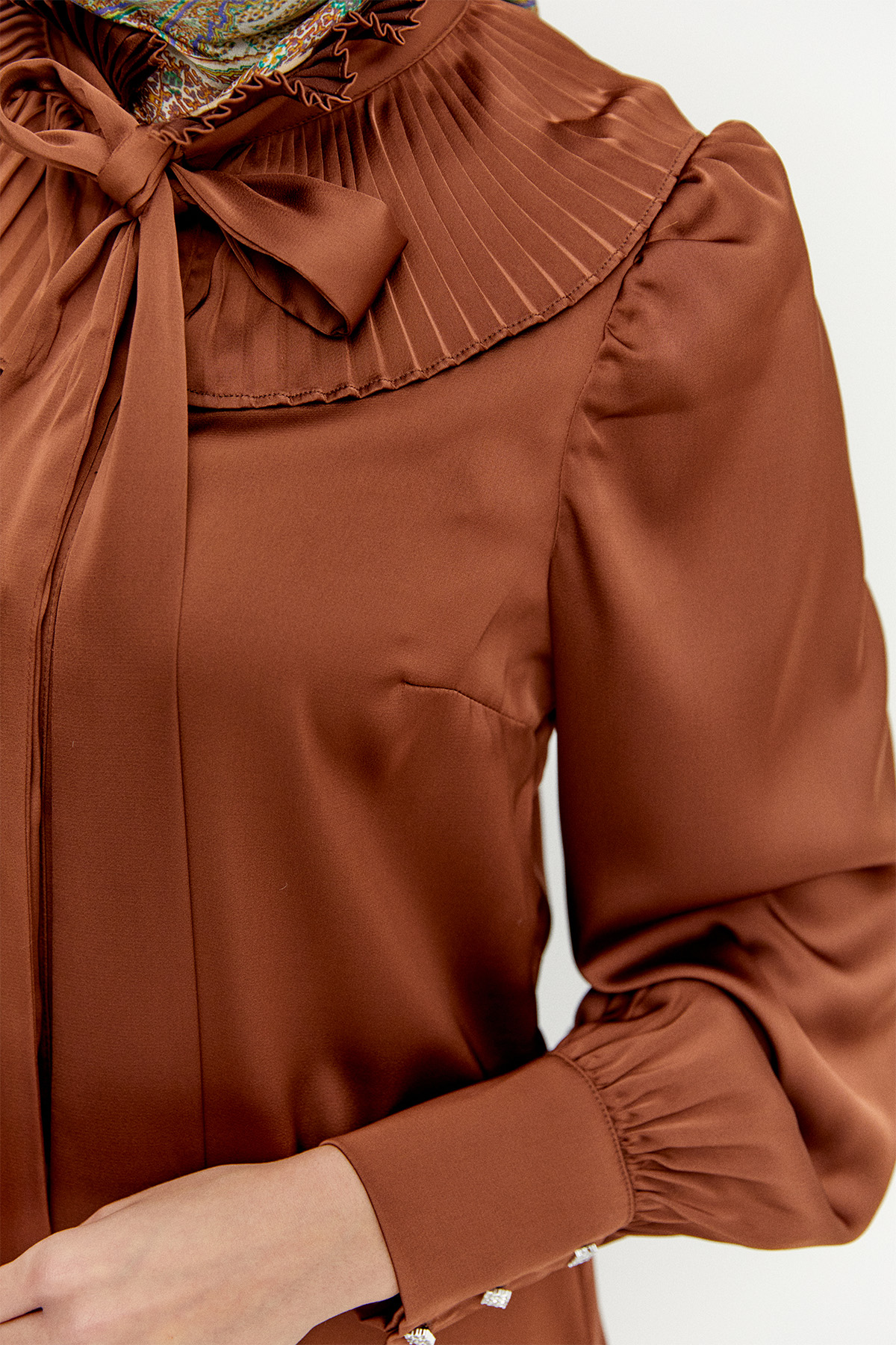 Pilise Yakalı Saten Gömlek