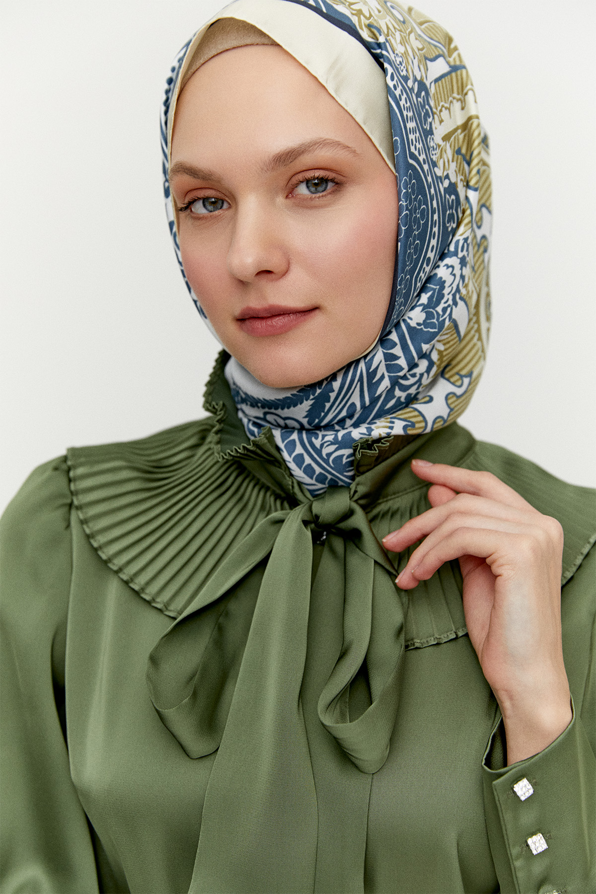 Pilise Yakalı Saten Gömlek