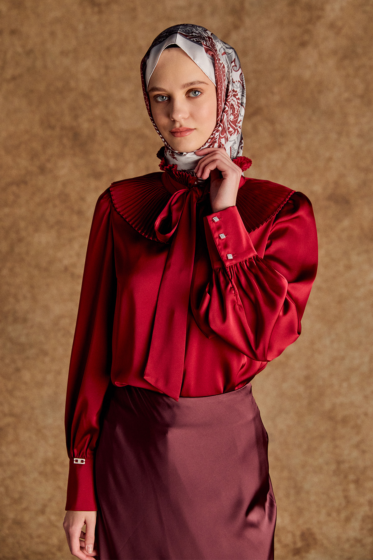 Pilise Yakalı Saten Gömlek