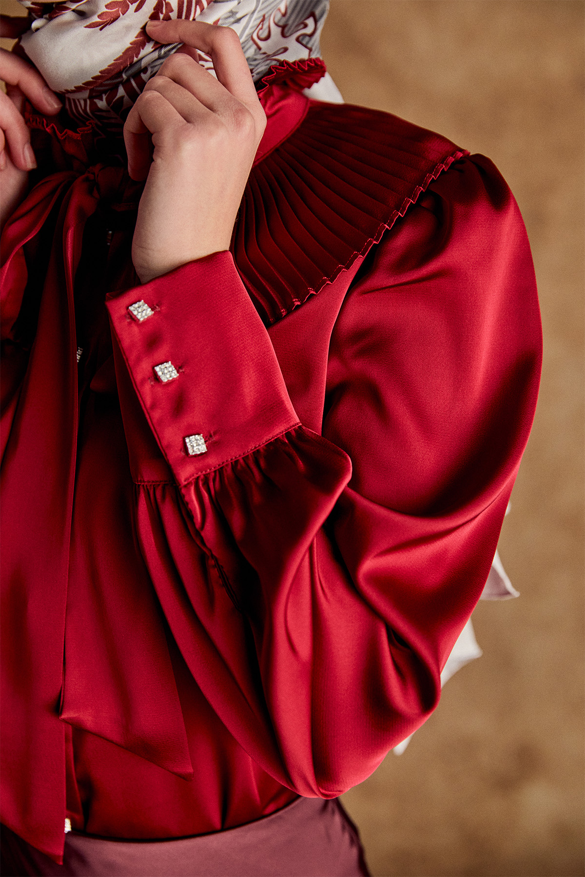 Pilise Yakalı Saten Gömlek