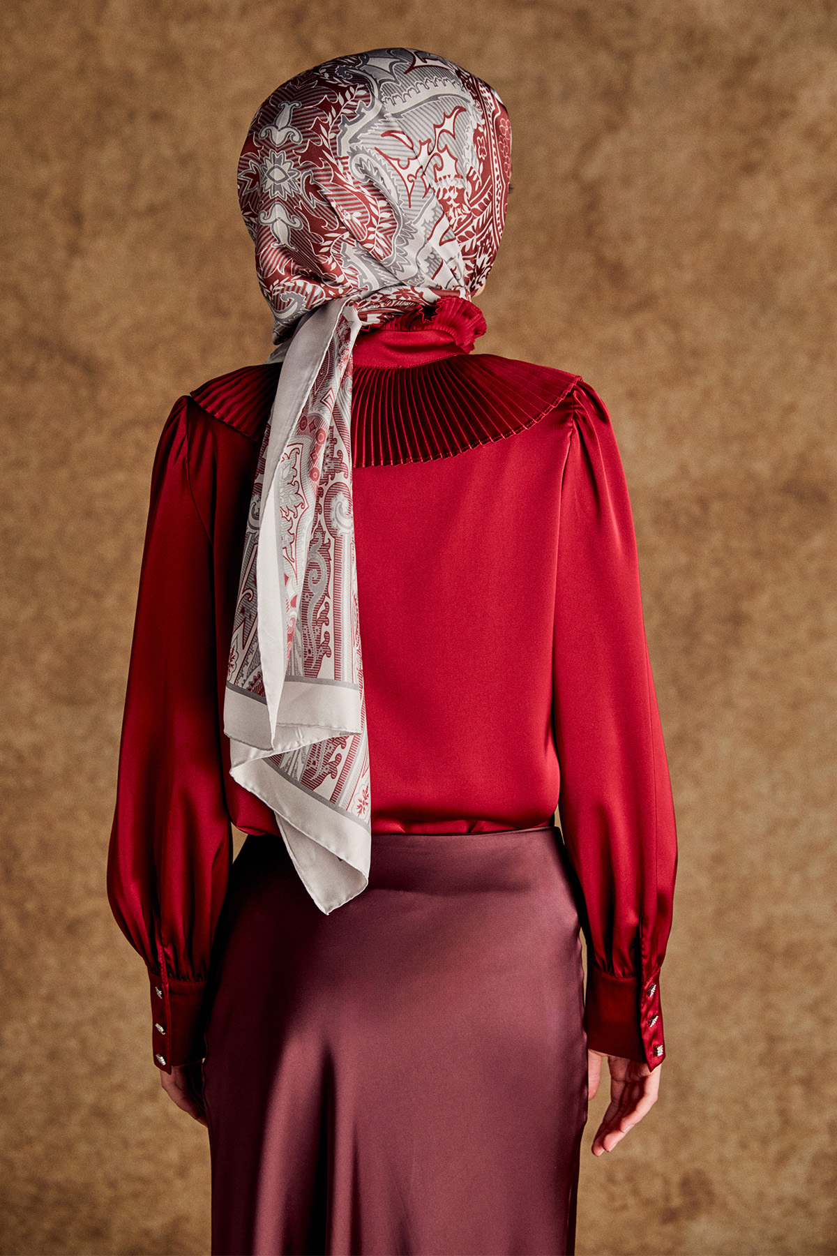 Pilise Yakalı Saten Gömlek