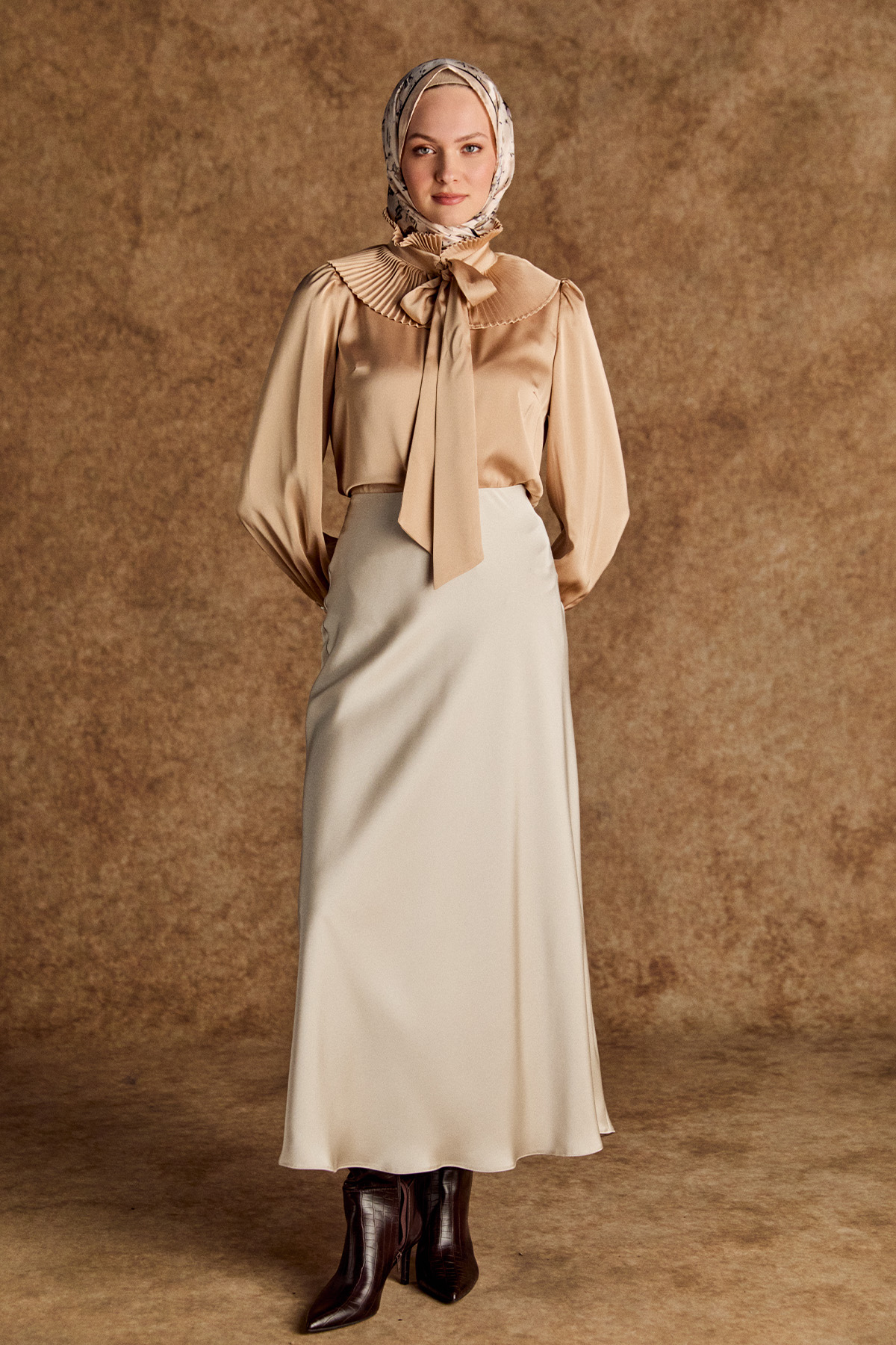 Pilise Yakalı Saten Gömlek