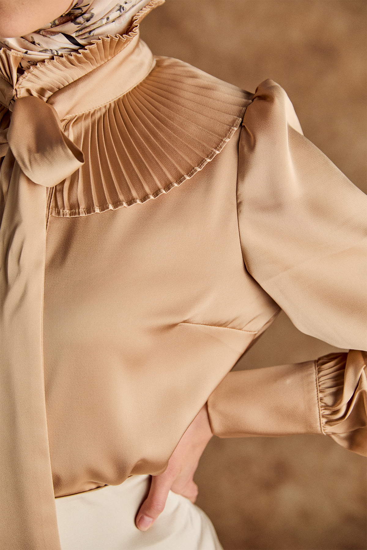 Pilise Yakalı Saten Gömlek