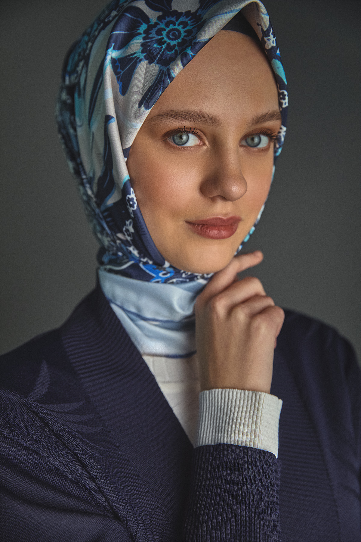 Yaprak Desenli Şal Yaka Triko Hırka