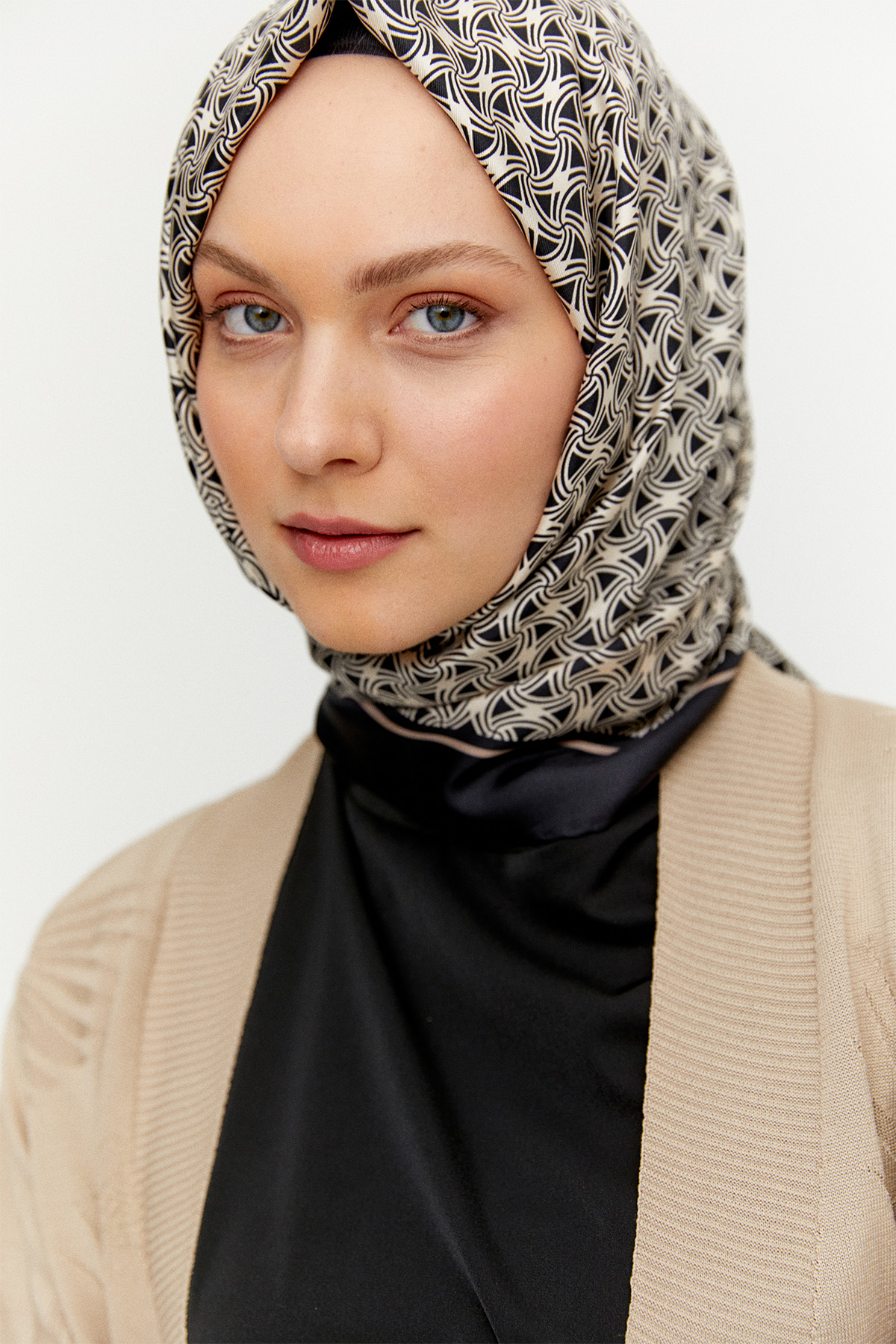 Yaprak Desenli Şal Yaka Triko Hırka