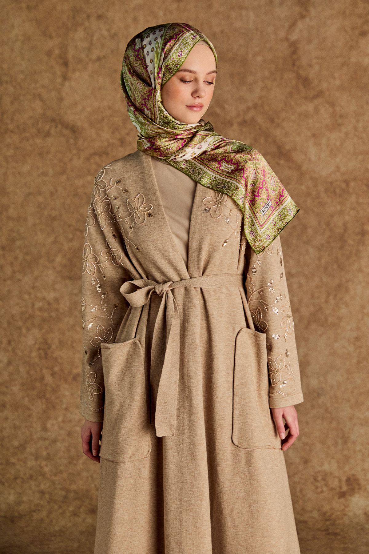 Kadife Motifli Boncuklu Uzun Triko Hırka