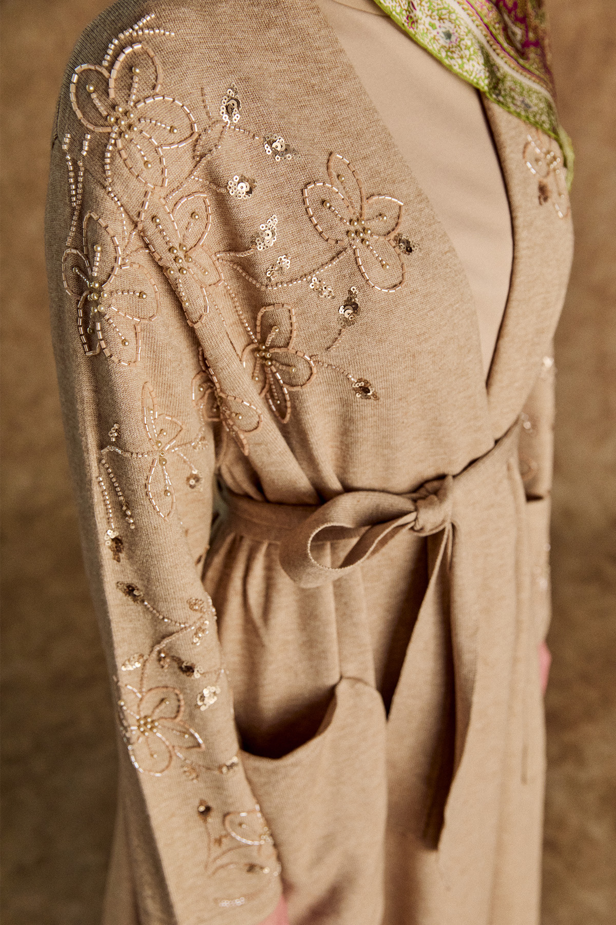 Kadife Motifli Boncuklu Uzun Triko Hırka