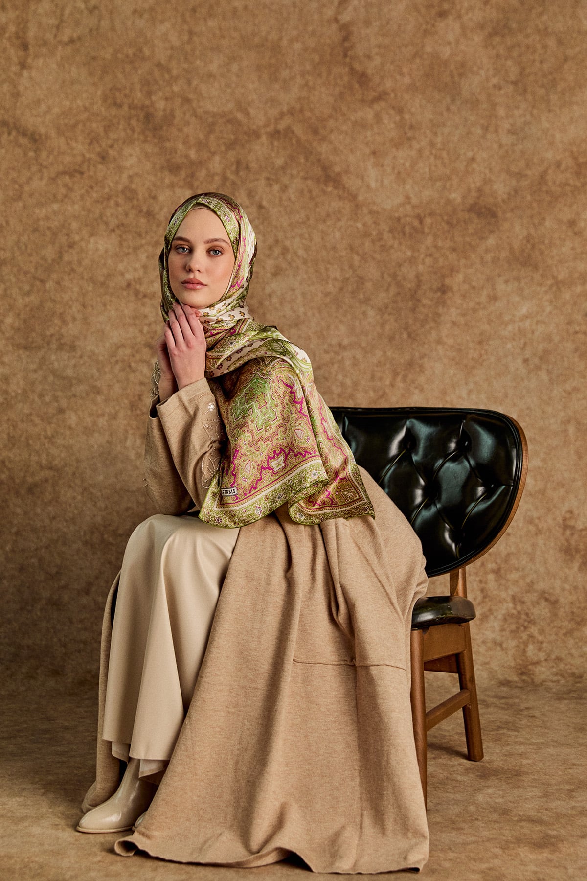 Kadife Motifli Boncuklu Uzun Triko Hırka