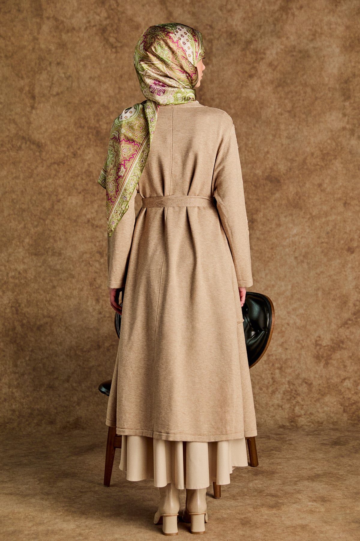 Kadife Motifli Boncuklu Uzun Triko Hırka