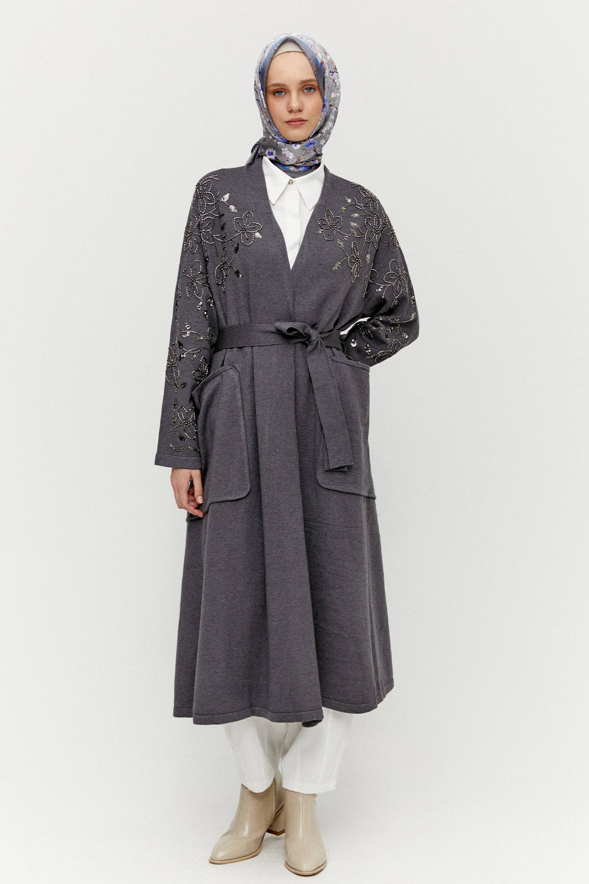 Kadife Motifli Boncuklu Uzun Triko Hırka