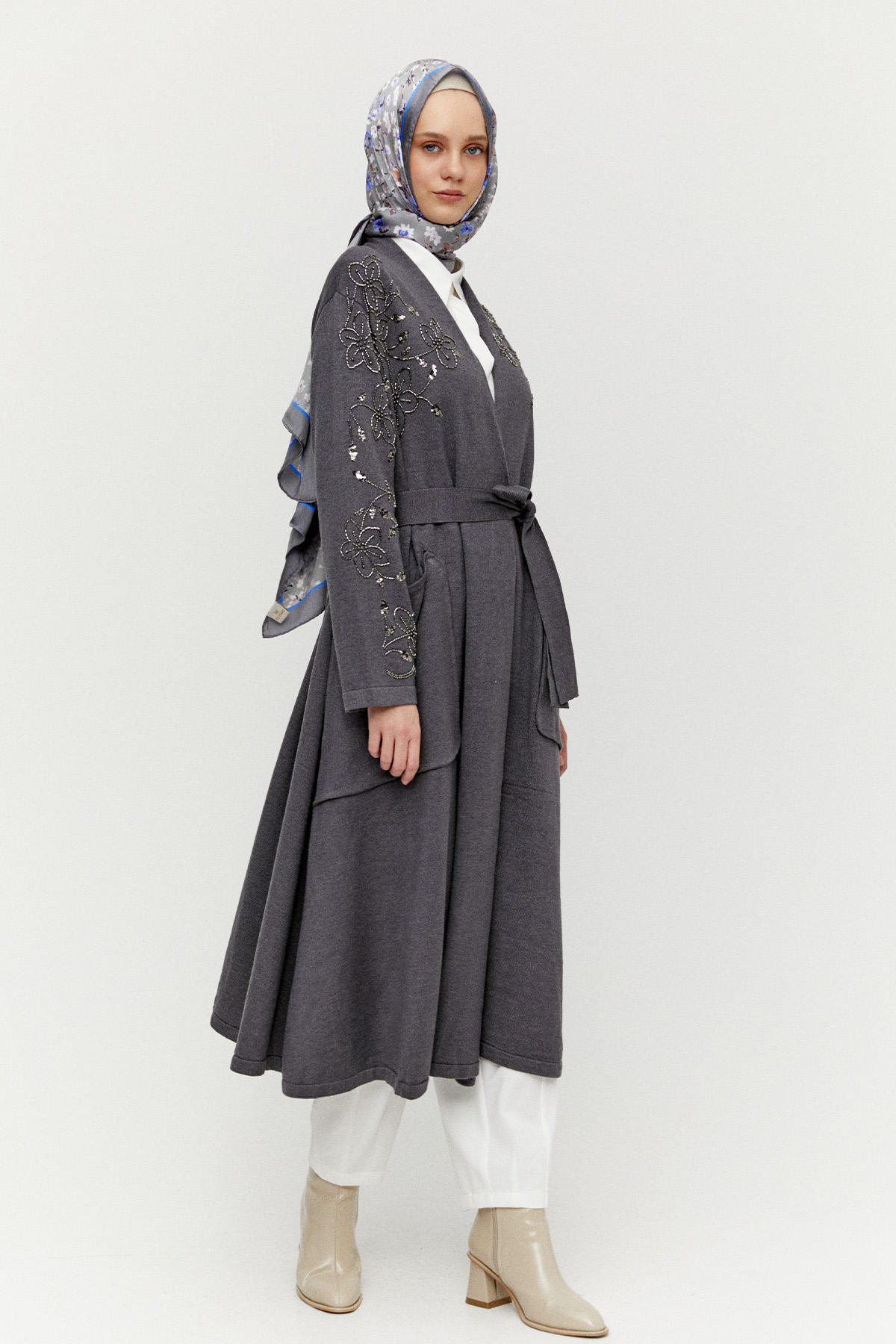 Kadife Motifli Boncuklu Uzun Triko Hırka