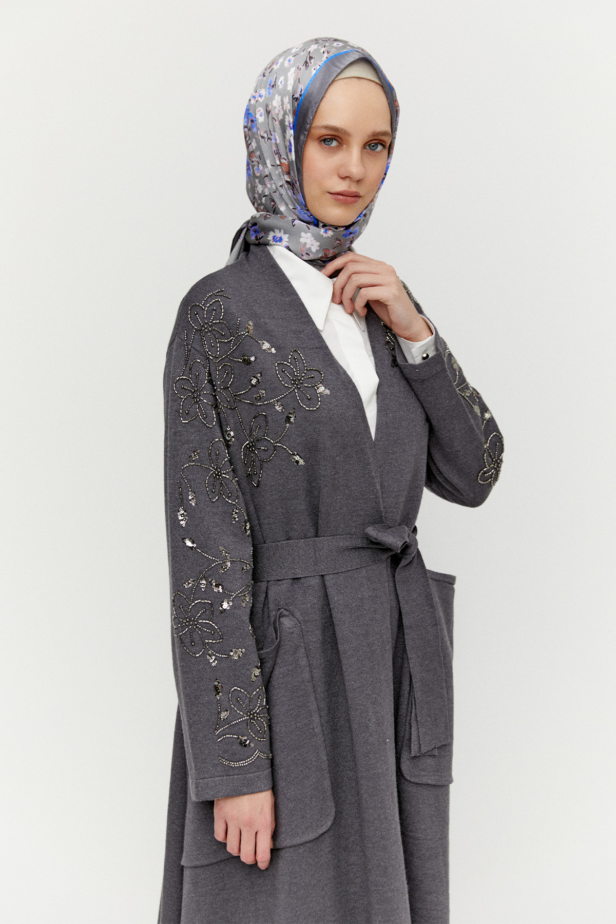 Kadife Motifli Boncuklu Uzun Triko Hırka