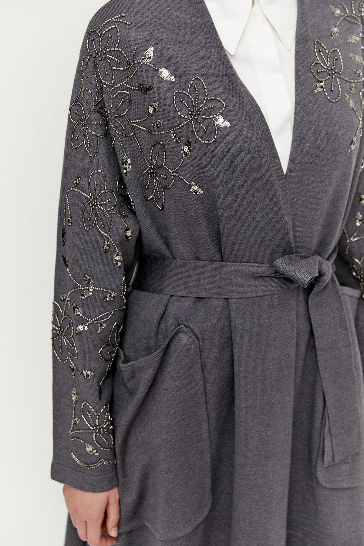 Kadife Motifli Boncuklu Uzun Triko Hırka