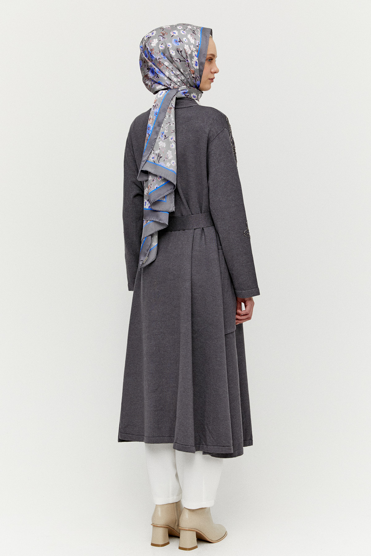 Kadife Motifli Boncuklu Uzun Triko Hırka