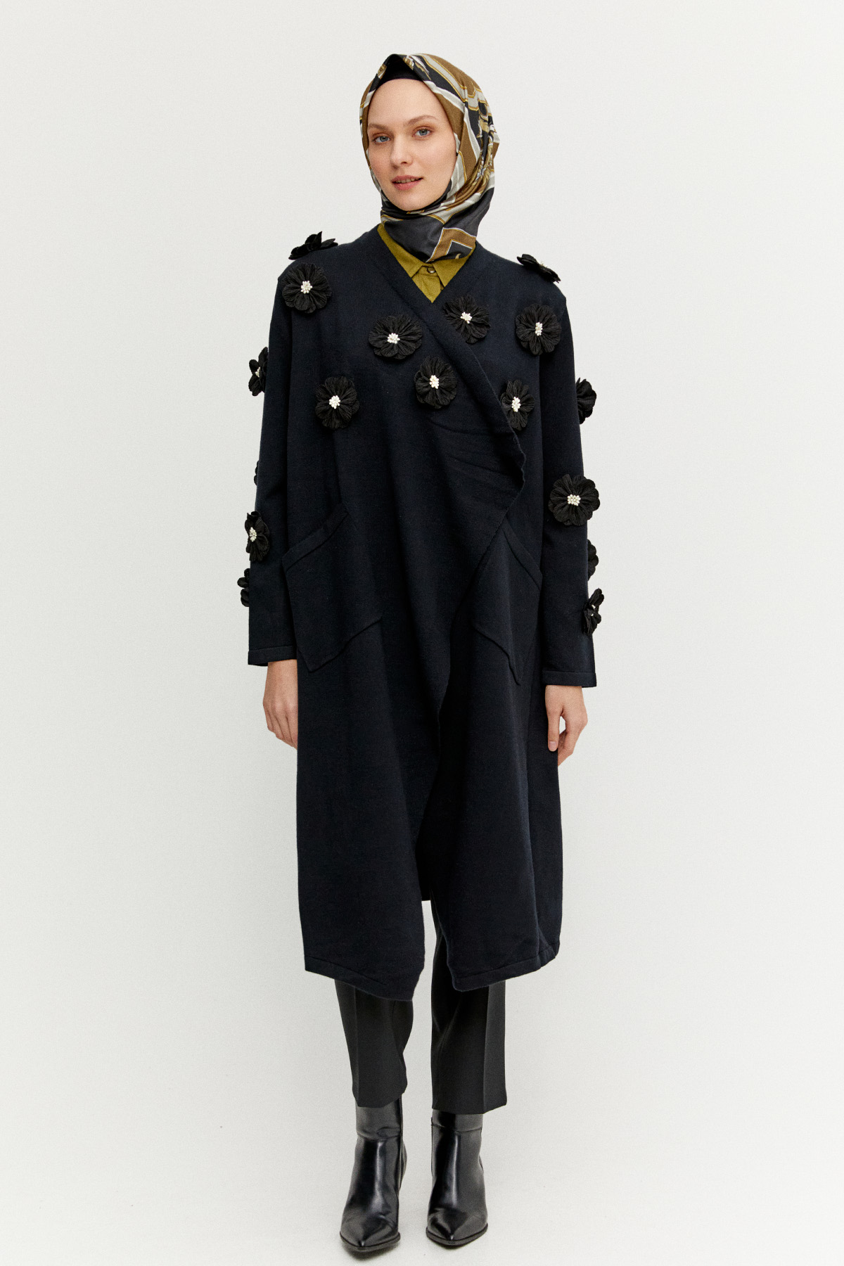 Çiçek Aplikeli Triko Hırka, Tesettür Giyim