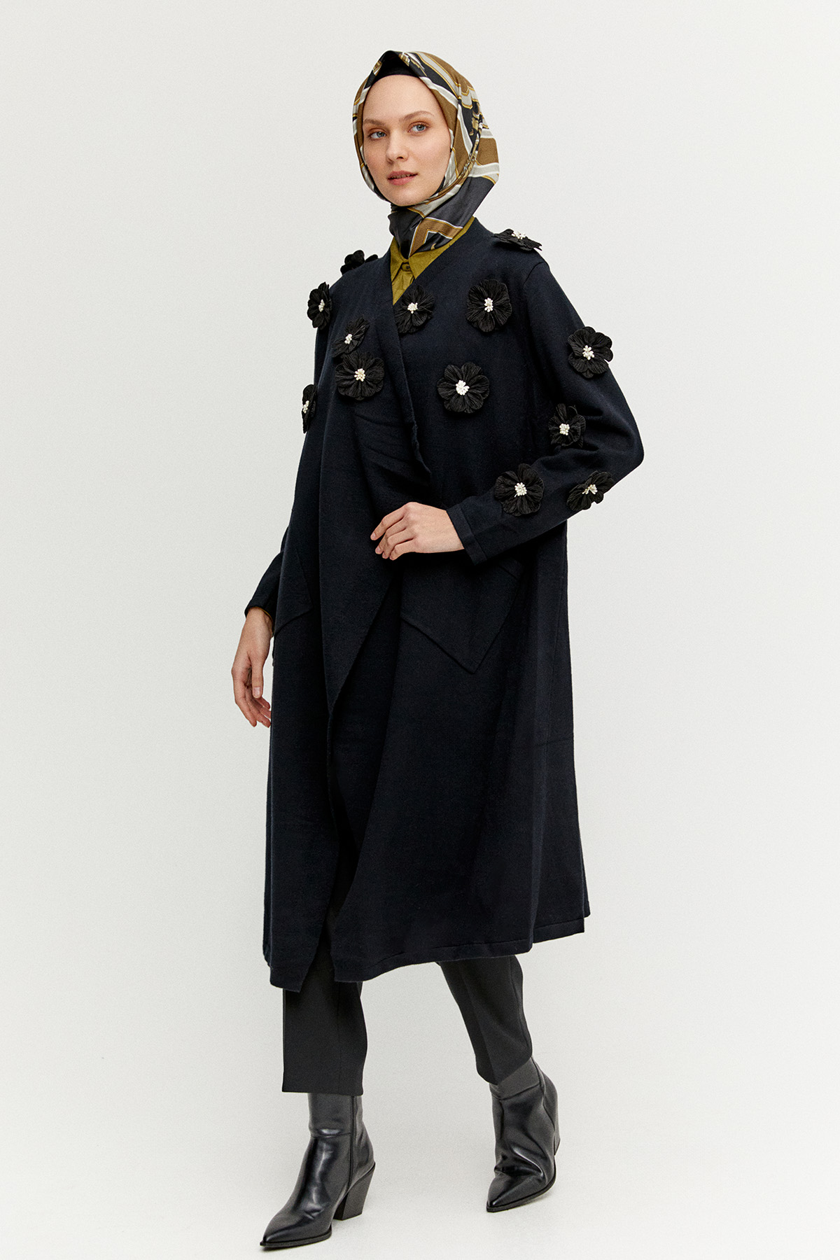 Çiçek Aplikeli Triko Hırka, Tesettür Giyim