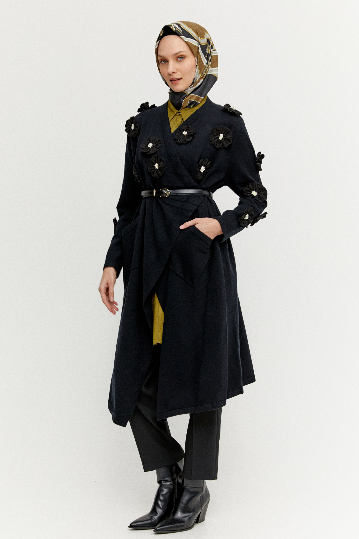 Çiçek Aplikeli Triko Hırka, Tesettür Giyim