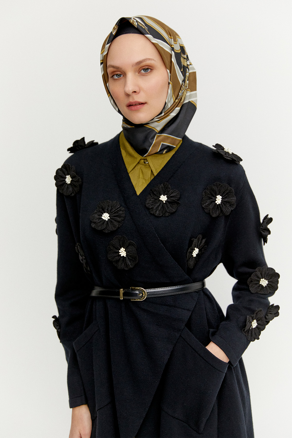 Çiçek Aplikeli Triko Hırka, Tesettür Giyim