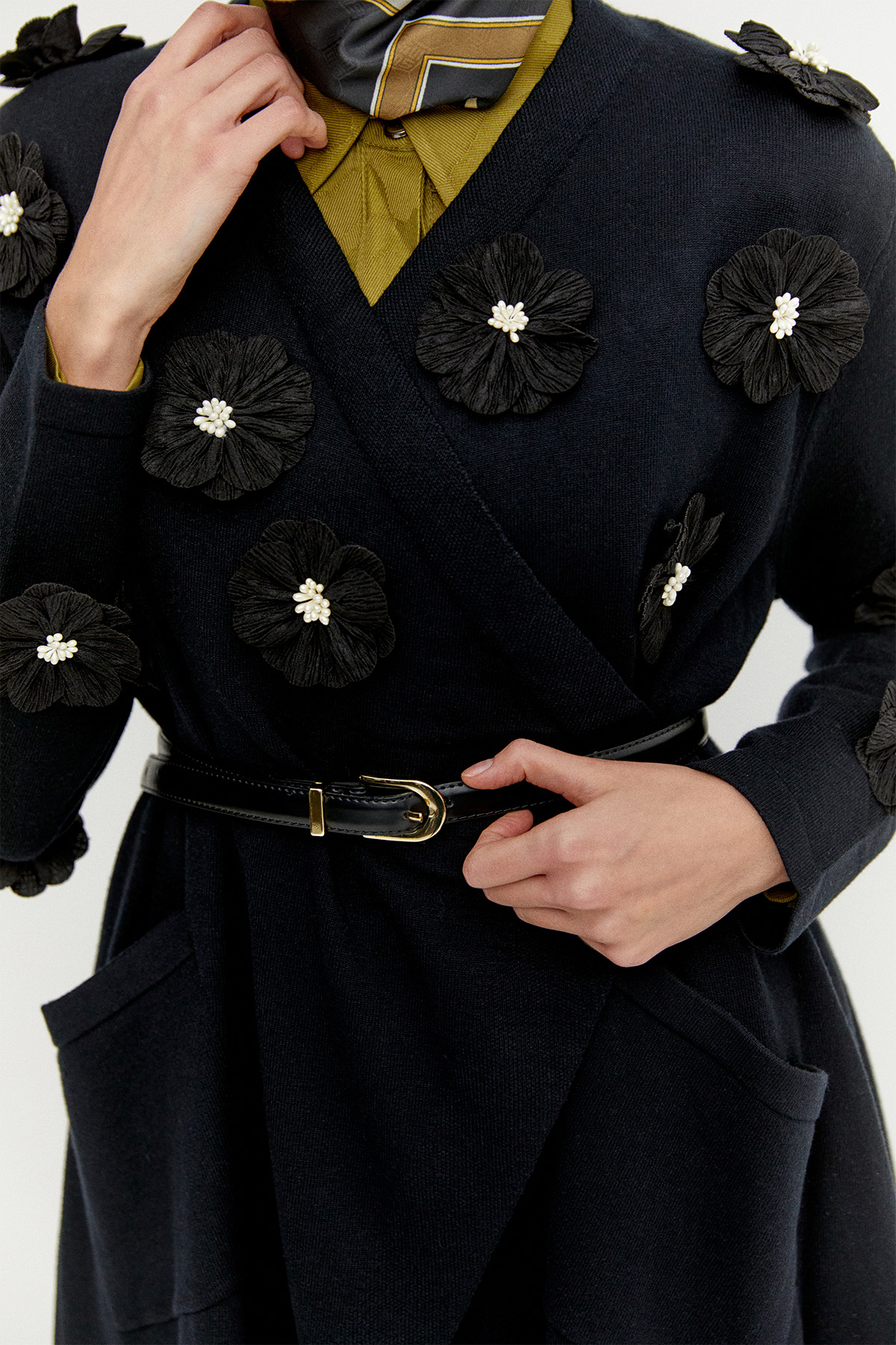 Çiçek Aplikeli Triko Hırka, Tesettür Giyim