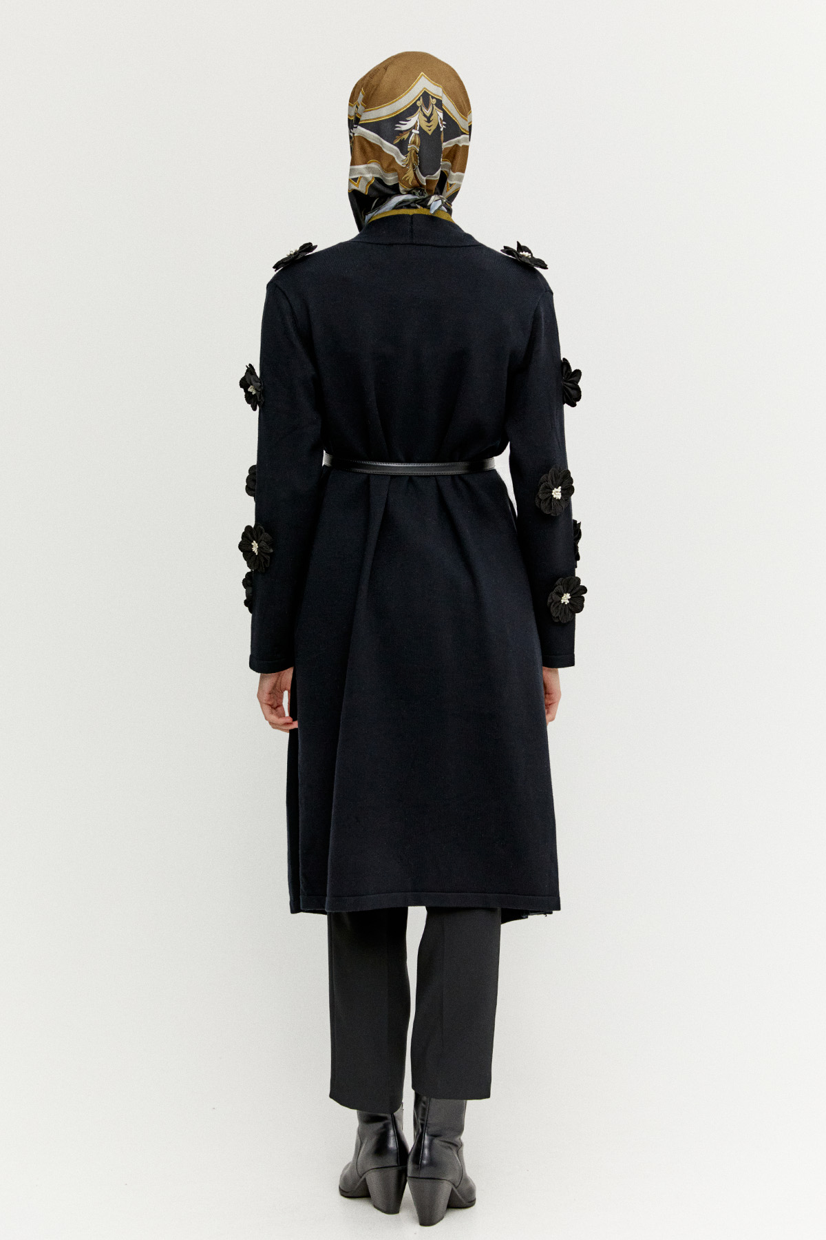 Çiçek Aplikeli Triko Hırka, Tesettür Giyim