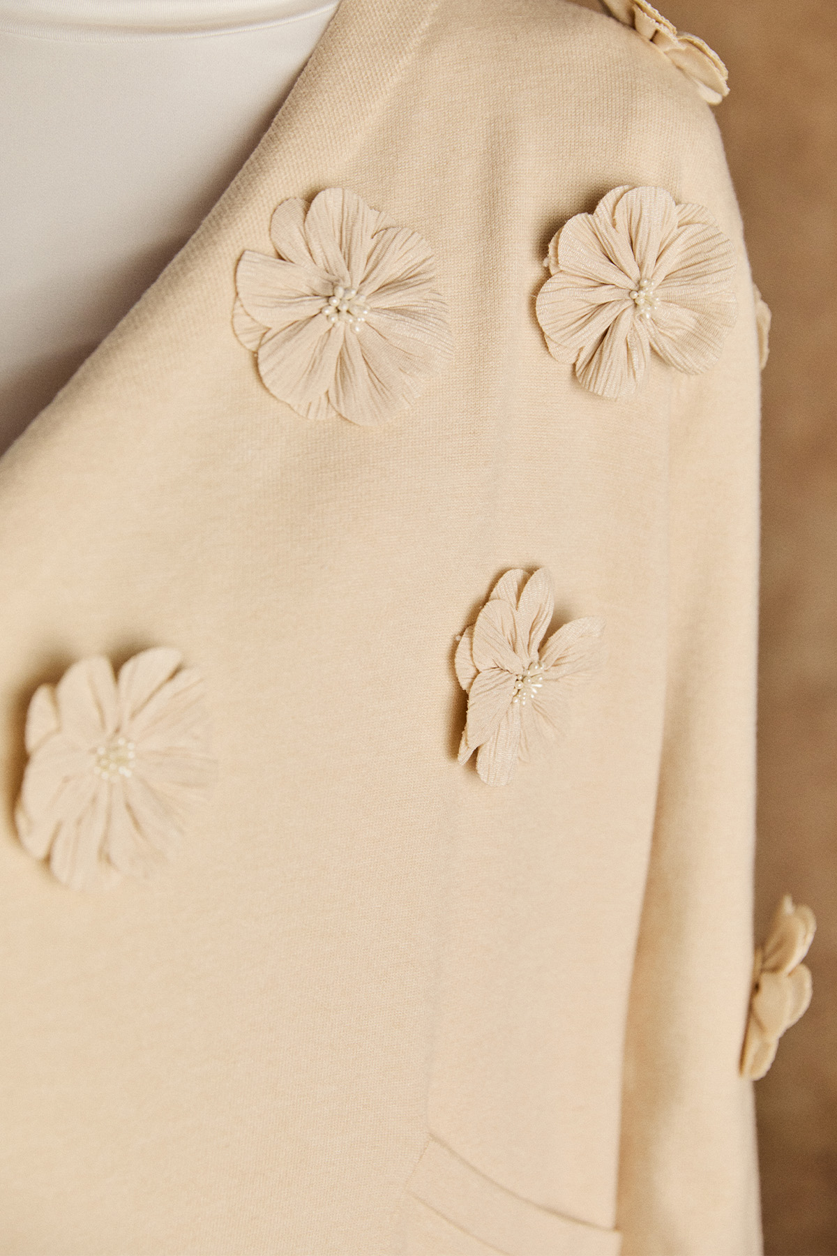 Çiçek Aplikeli Triko Hırka