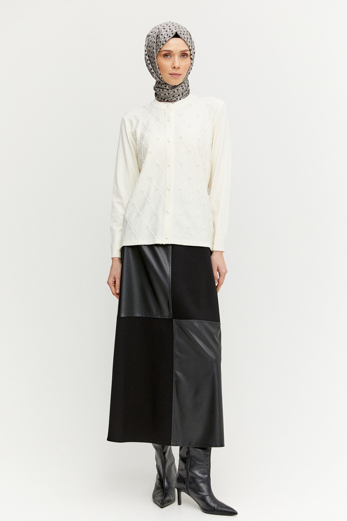 Baklava Desenli Taş Detaylı Triko Hırka