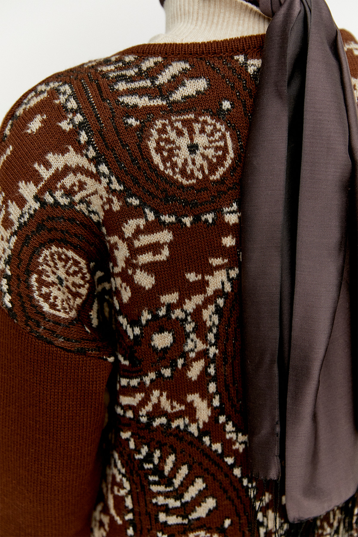 Sırtı Desenli Triko Hırka