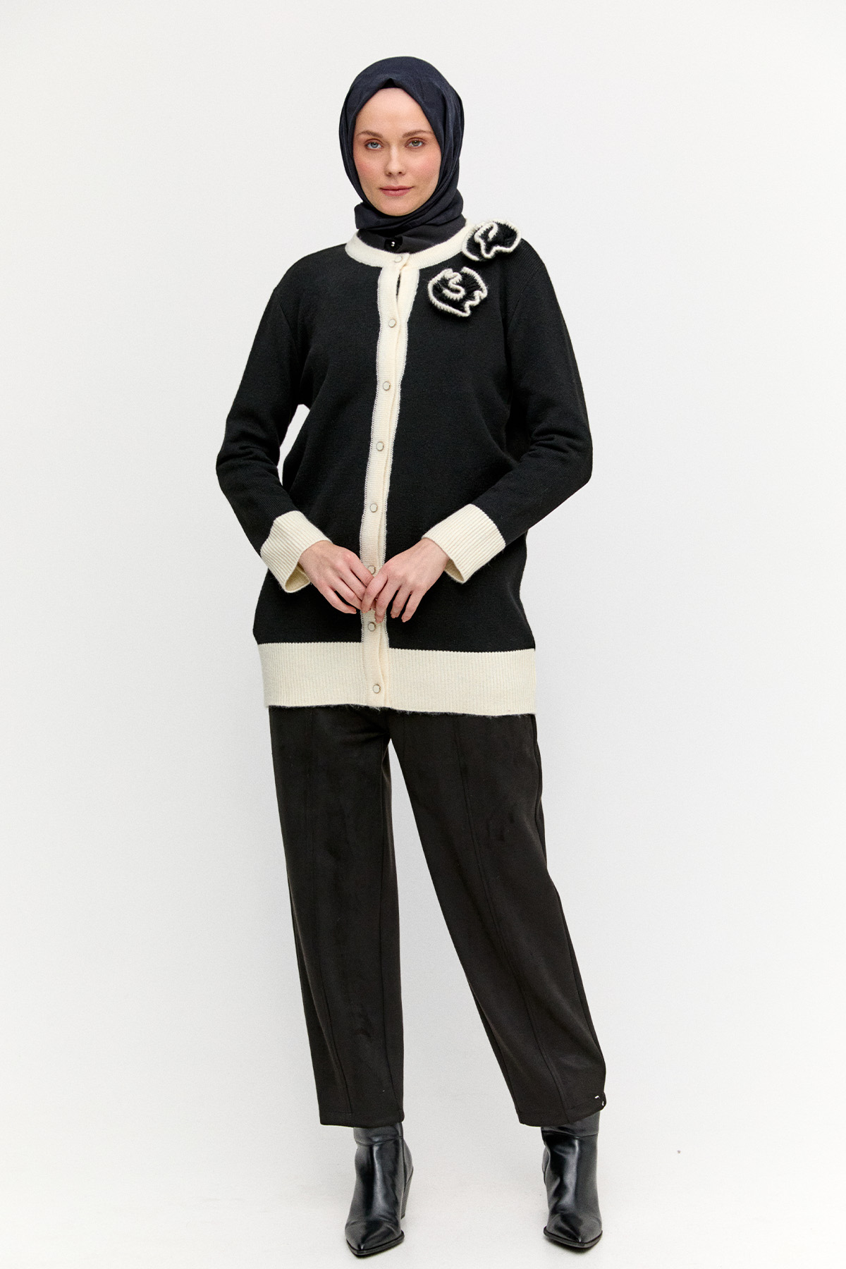 Çiçek Aplikeli Düğmeli Triko Hırka, Tesettür Giyim