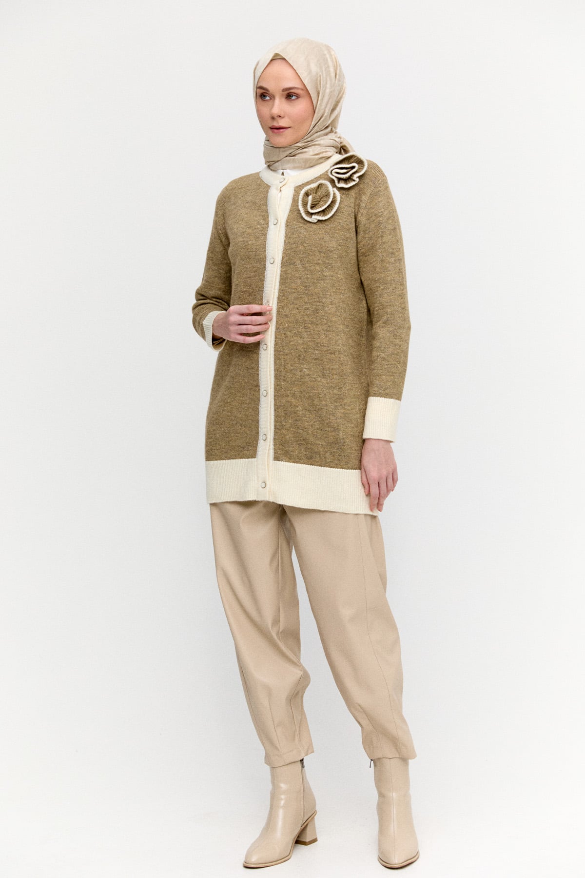 Çiçek Aplikeli Düğmeli Triko Hırka, Tesettür Giyim