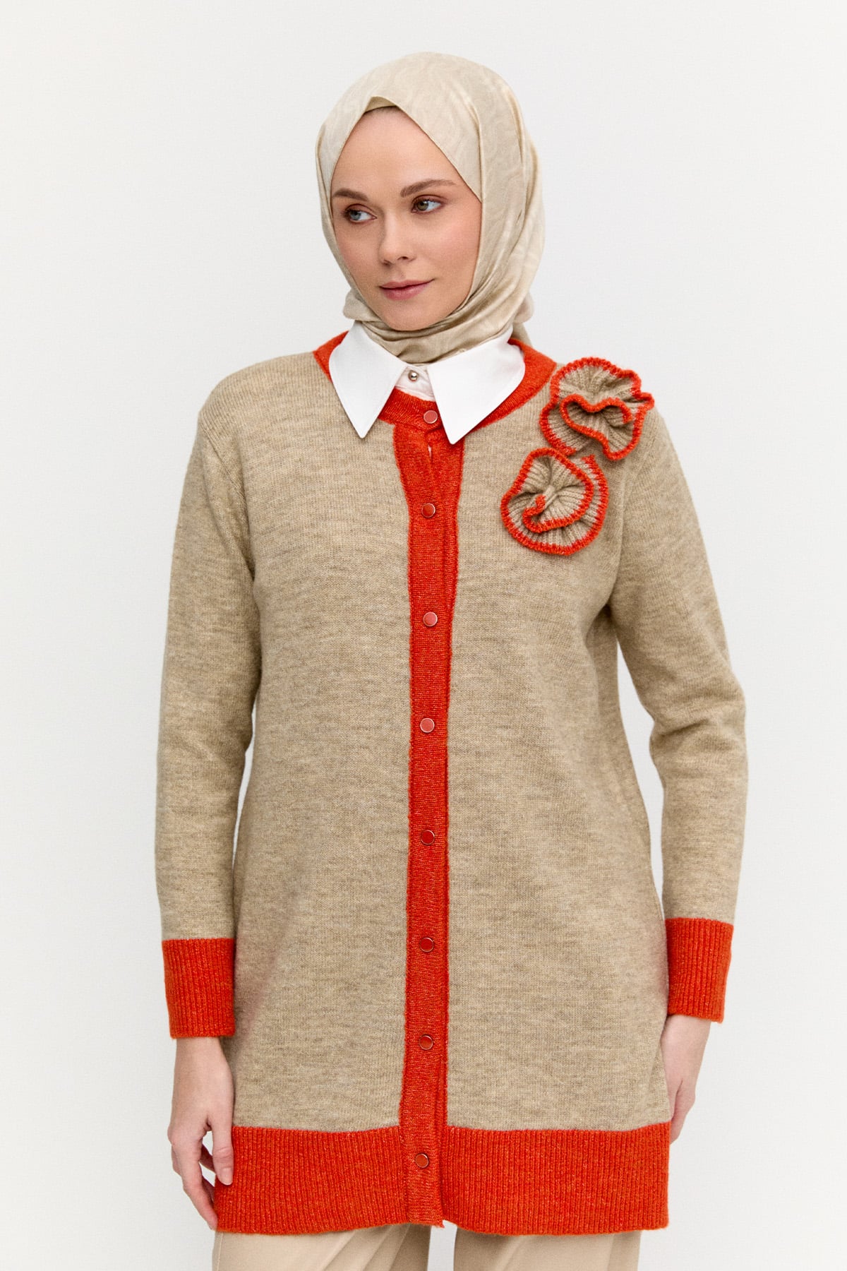 Çiçek Aplikeli Düğmeli Triko Hırka, Tesettür Giyim