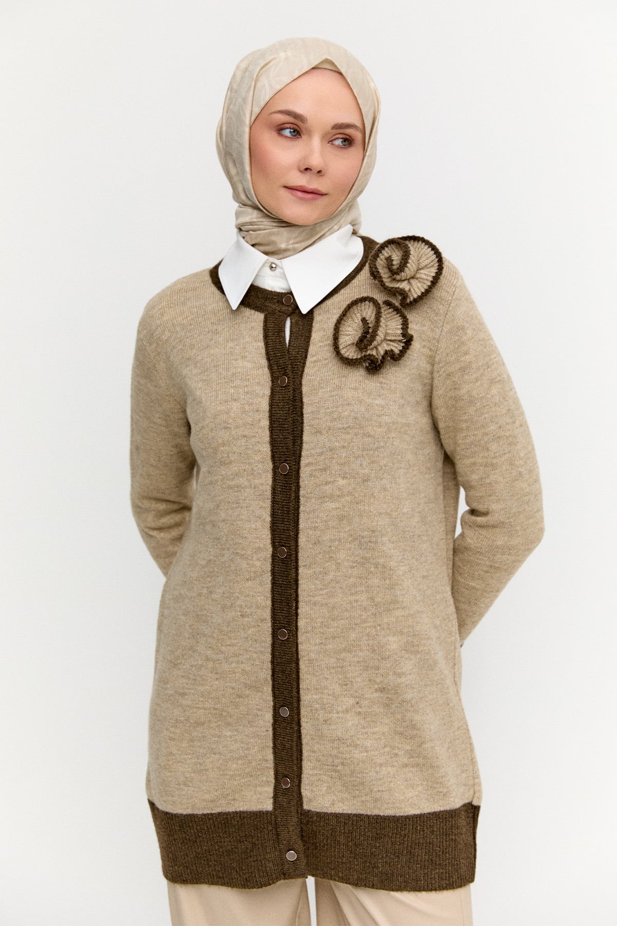 Çiçek Aplikeli Düğmeli Triko Hırka, Tesettür Giyim