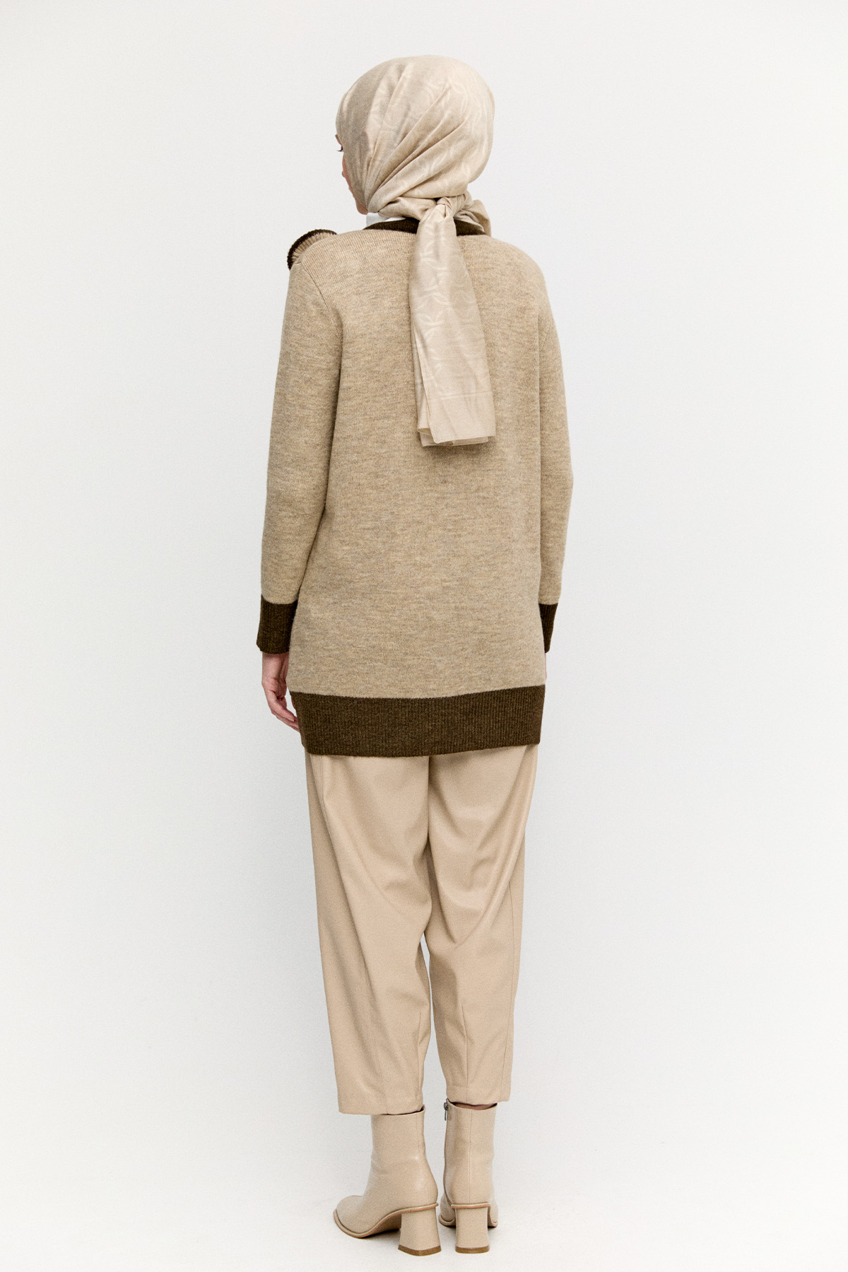 Çiçek Aplikeli Düğmeli Triko Hırka, Tesettür Giyim