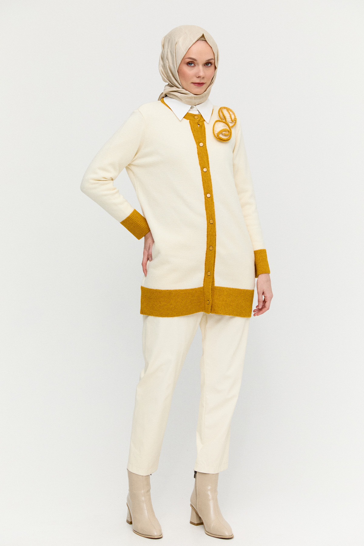 Çiçek Aplikeli Düğmeli Triko Hırka, Tesettür Giyim