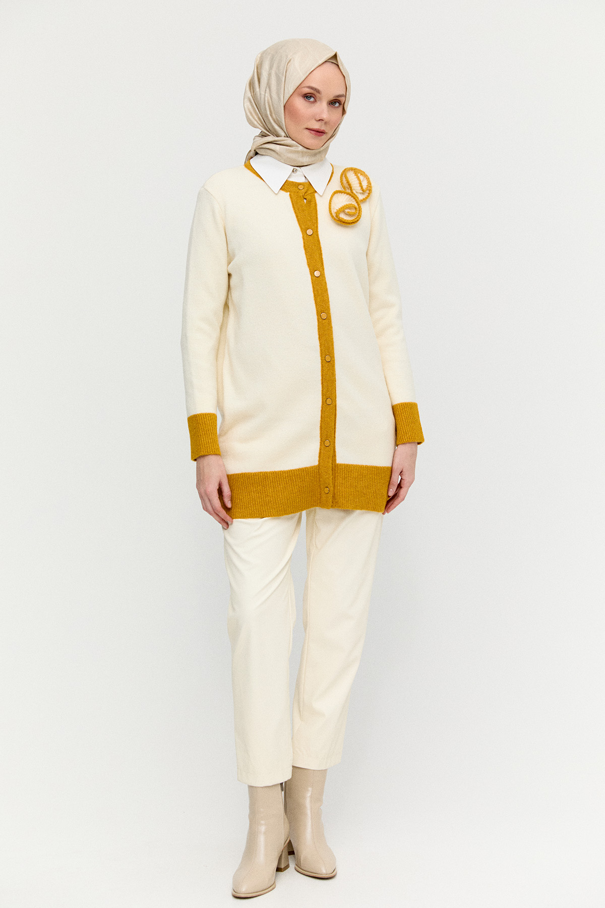 Çiçek Aplikeli Düğmeli Triko Hırka, Tesettür Giyim