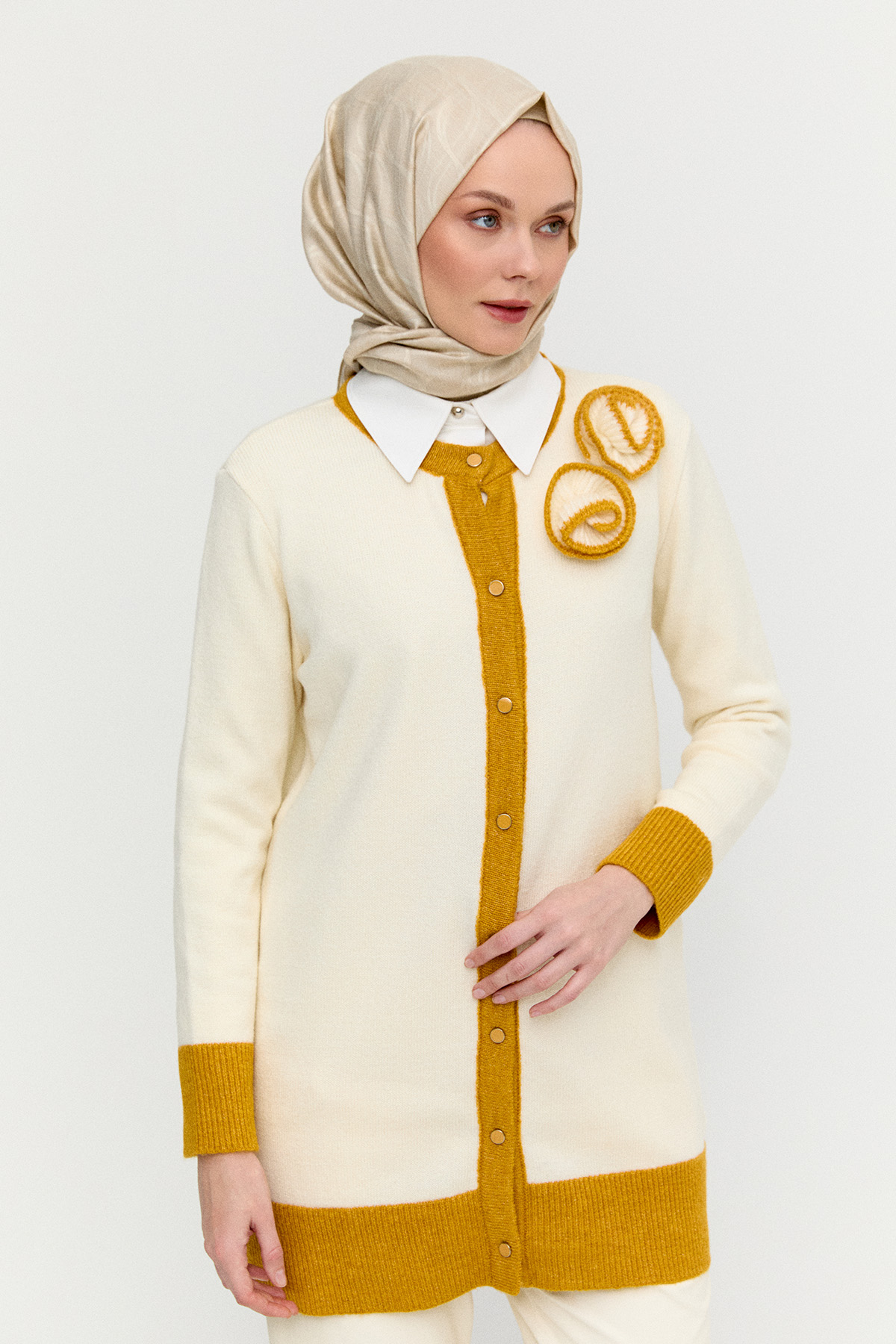 Çiçek Aplikeli Düğmeli Triko Hırka, Tesettür Giyim