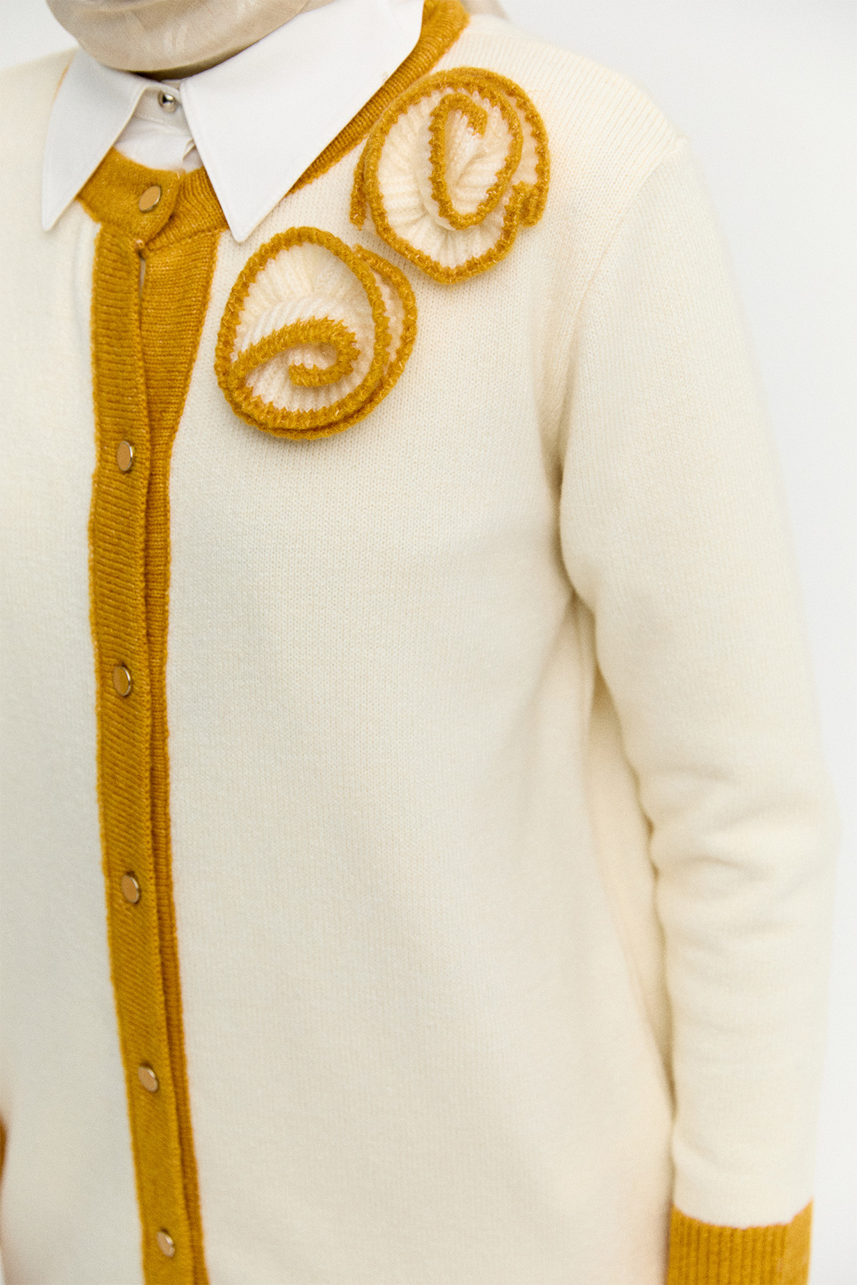 Çiçek Aplikeli Düğmeli Triko Hırka, Tesettür Giyim