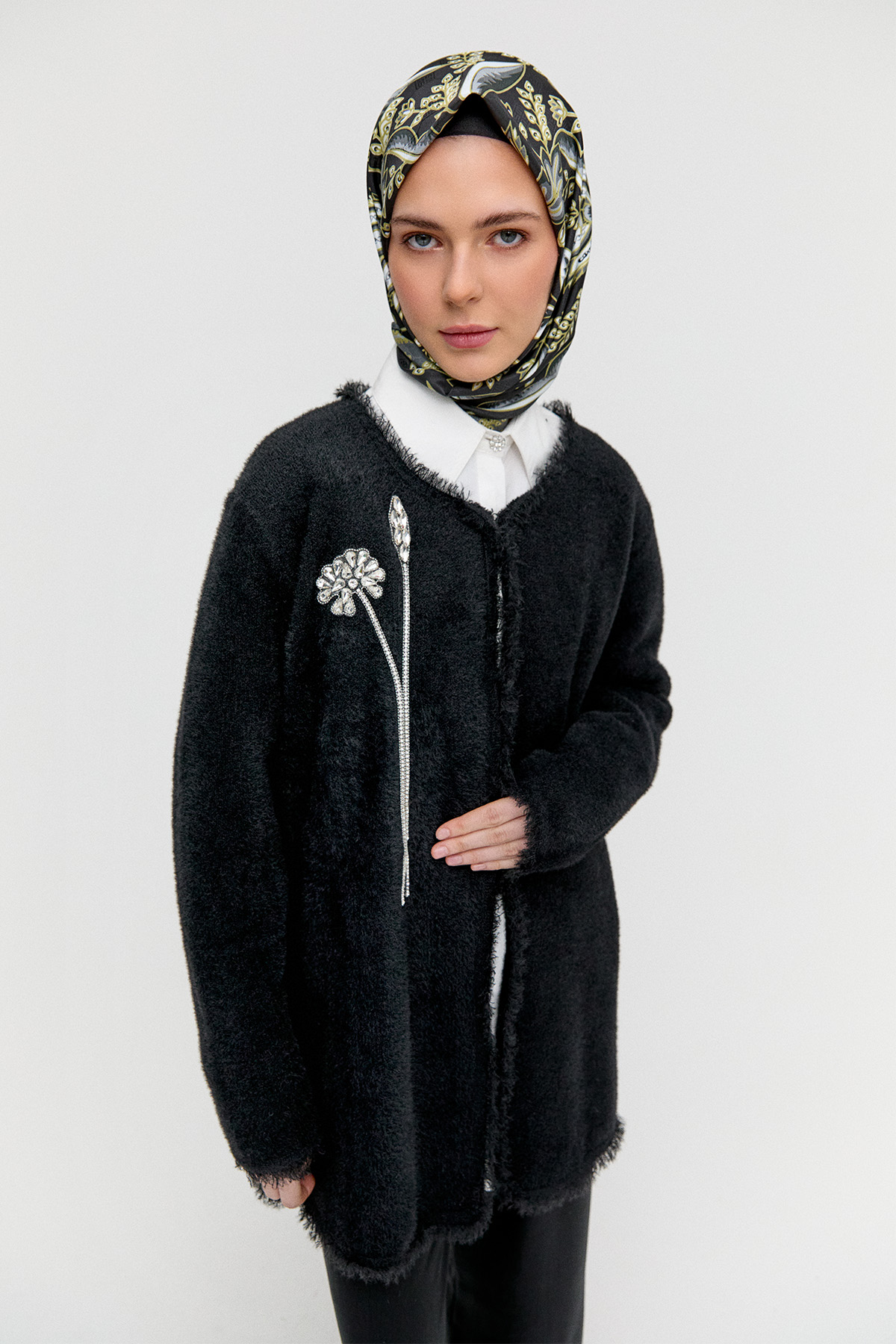 Çiçek Detaylı Agraf Kopçalı Triko Hırka, Tesettür Giyim