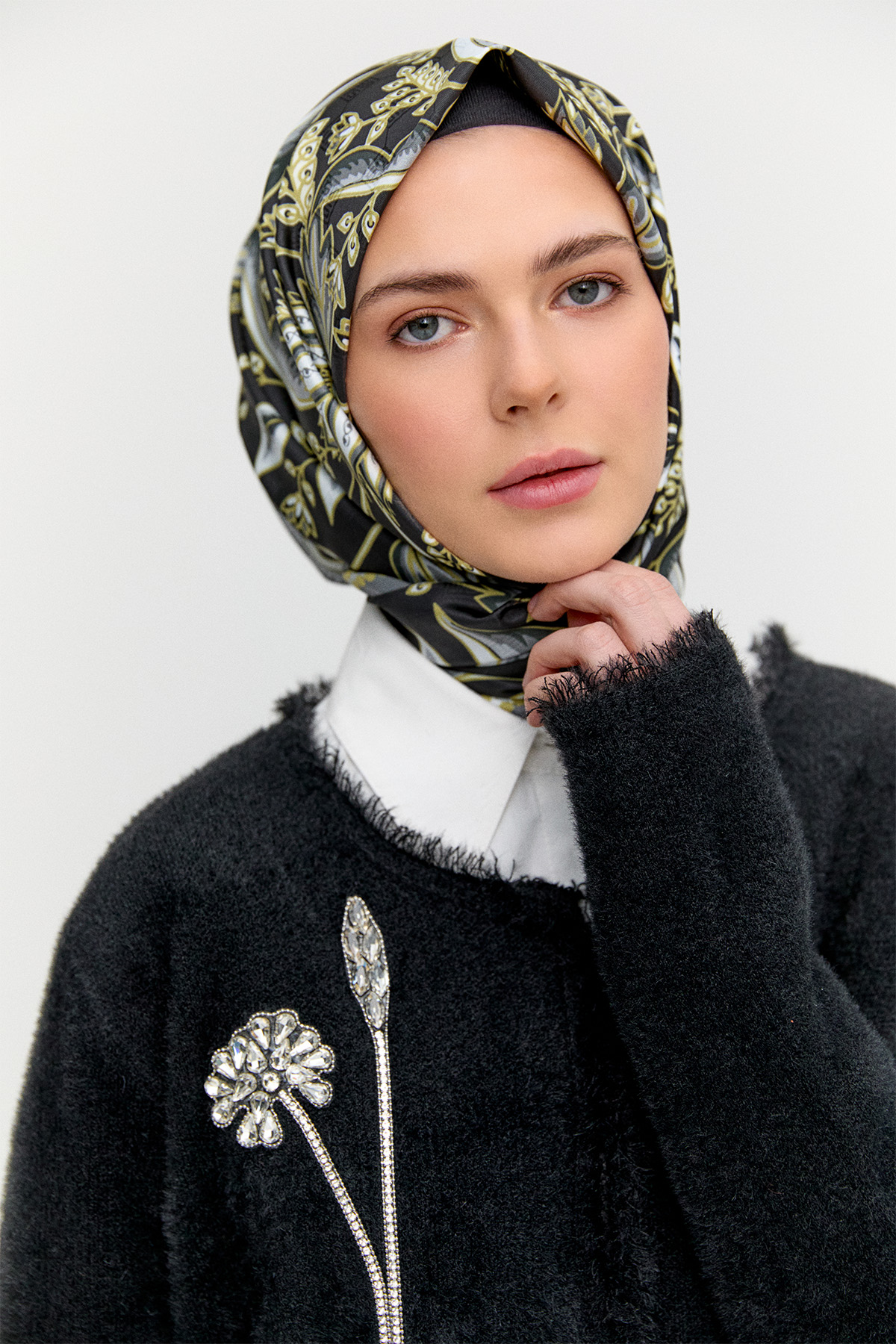 Çiçek Detaylı Agraf Kopçalı Triko Hırka, Tesettür Giyim