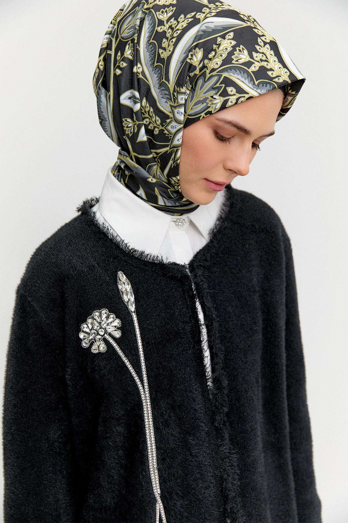 Çiçek Detaylı Agraf Kopçalı Triko Hırka, Tesettür Giyim