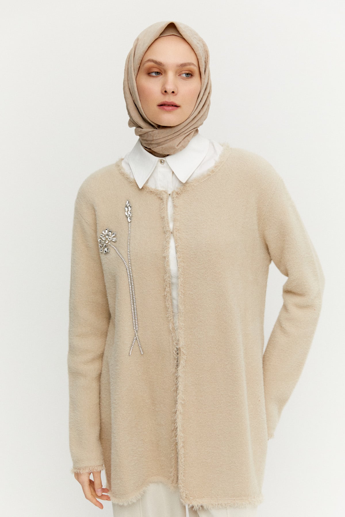 Çiçek Detaylı Agraf Kopçalı Triko Hırka