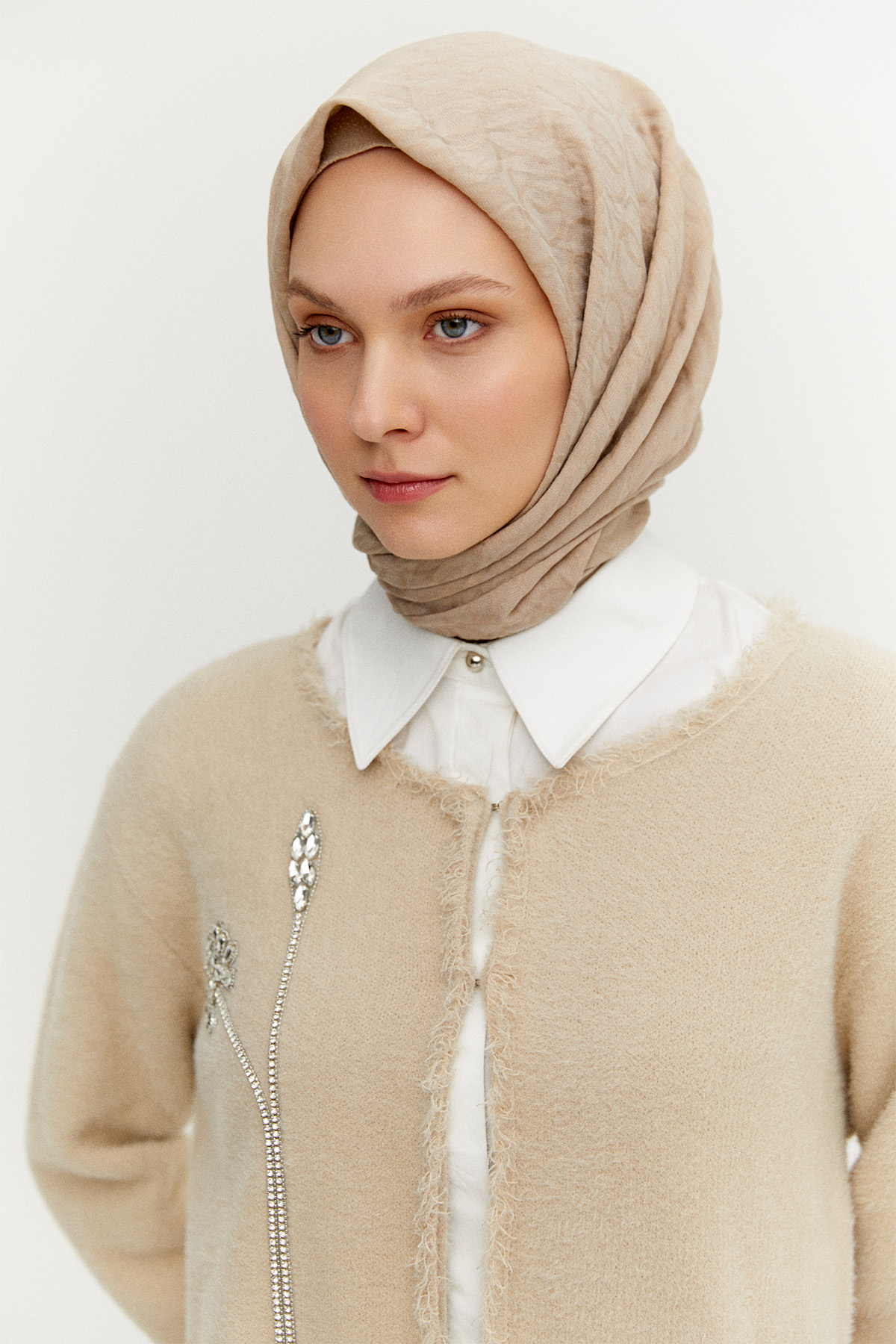 Çiçek Detaylı Agraf Kopçalı Triko Hırka