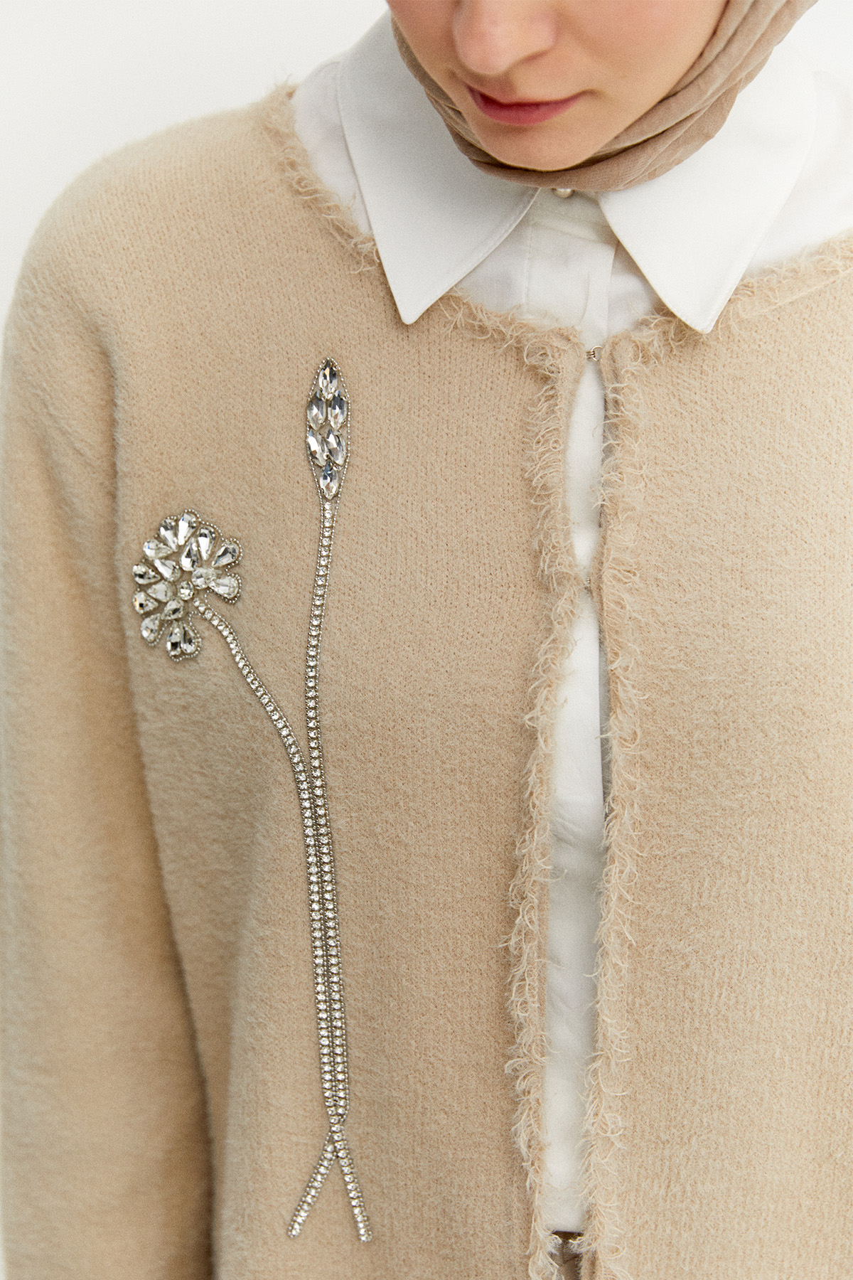 Çiçek Detaylı Agraf Kopçalı Triko Hırka