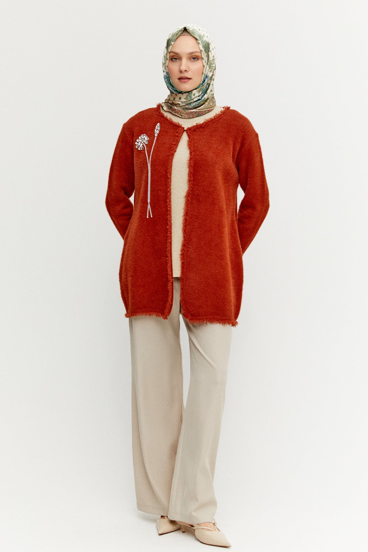 Çiçek Detaylı Agraf Kopçalı Triko Hırka