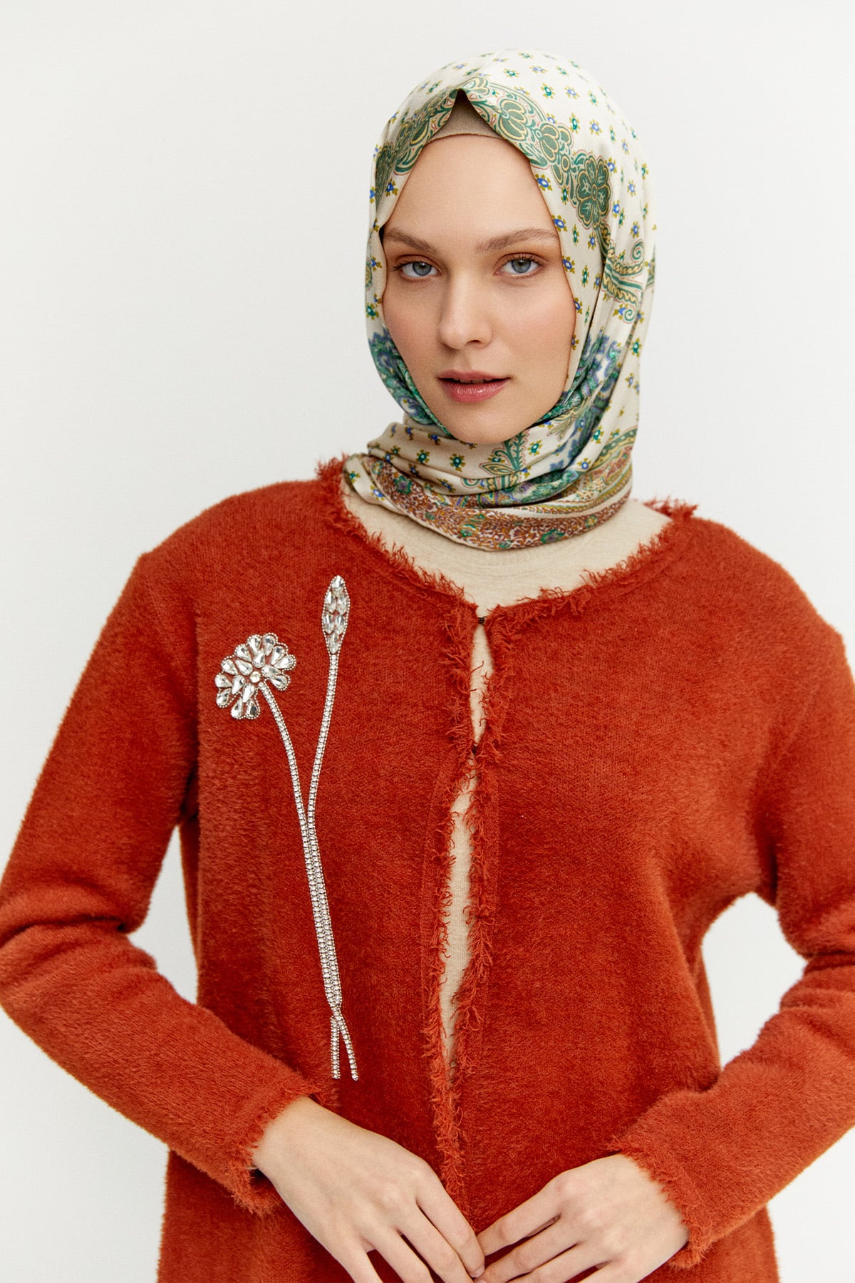 Çiçek Detaylı Agraf Kopçalı Triko Hırka