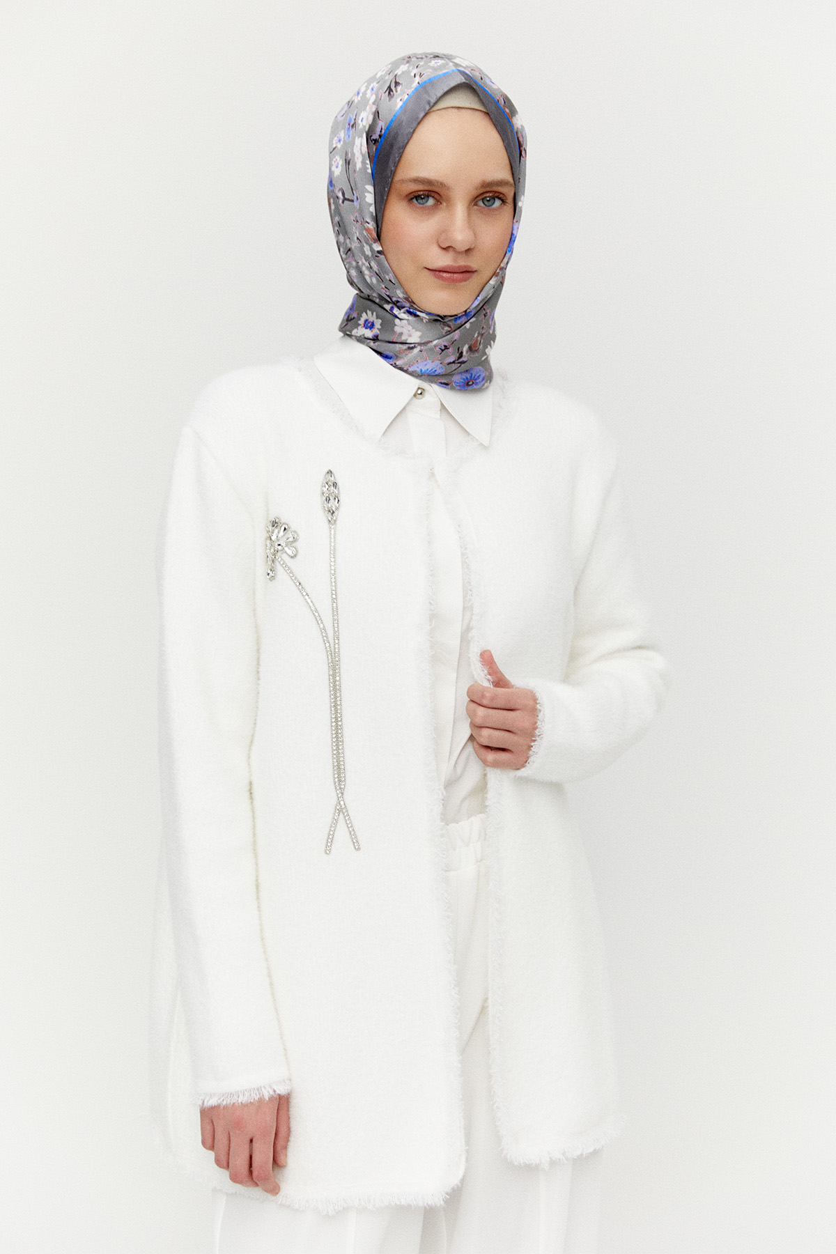 Çiçek Detaylı Agraf Kopçalı Triko Hırka