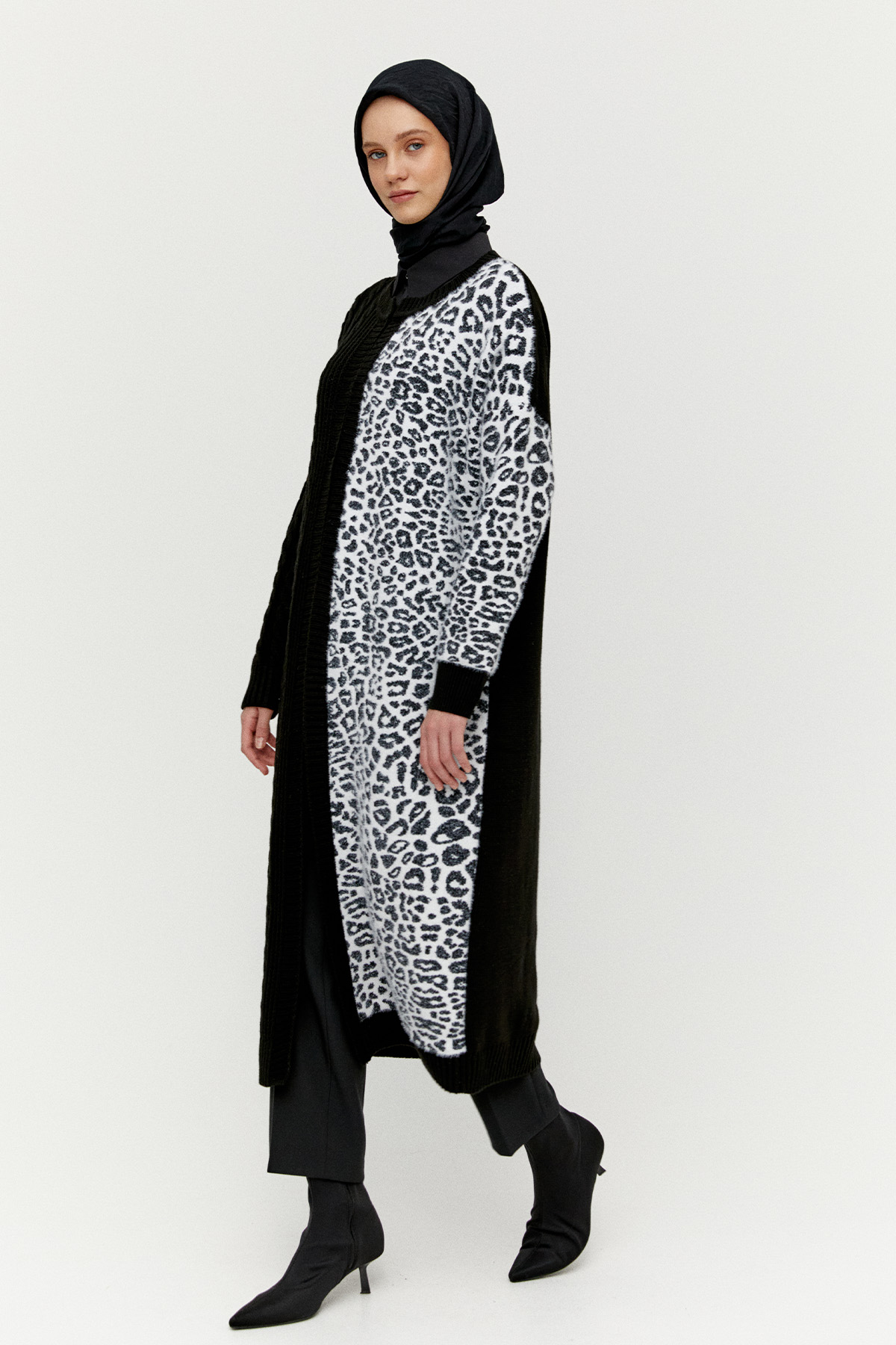 Leopar Desenli Agraf Kopçalı Uzun Triko Hırka