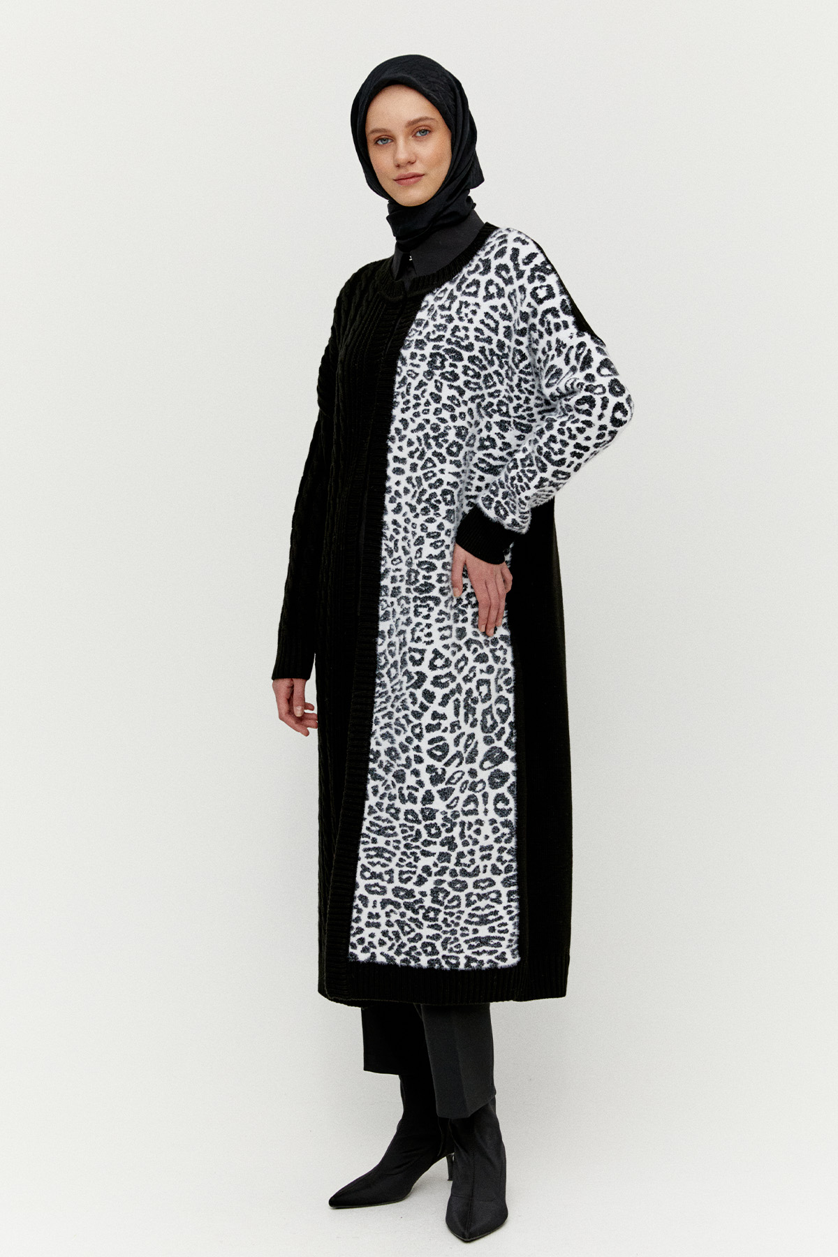 Leopar Desenli Agraf Kopçalı Uzun Triko Hırka