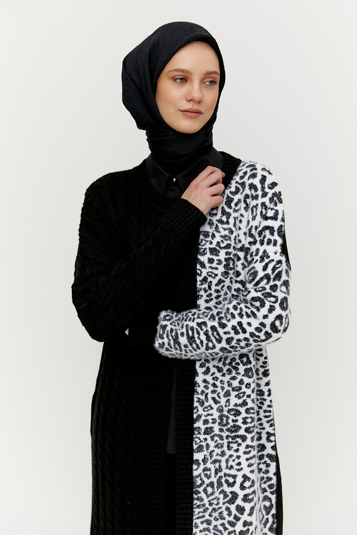 Leopar Desenli Agraf Kopçalı Uzun Triko Hırka