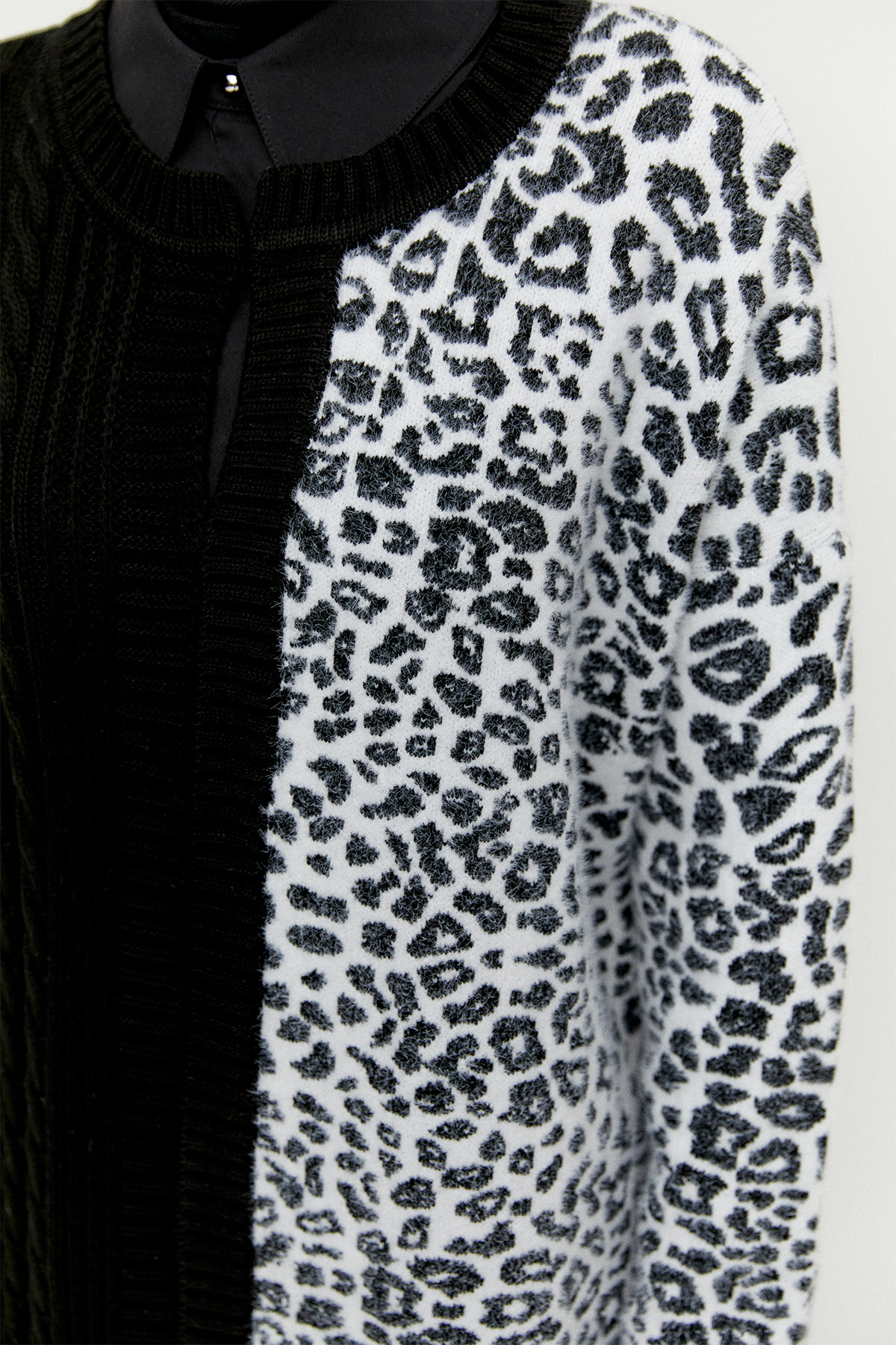 Leopar Desenli Agraf Kopçalı Uzun Triko Hırka